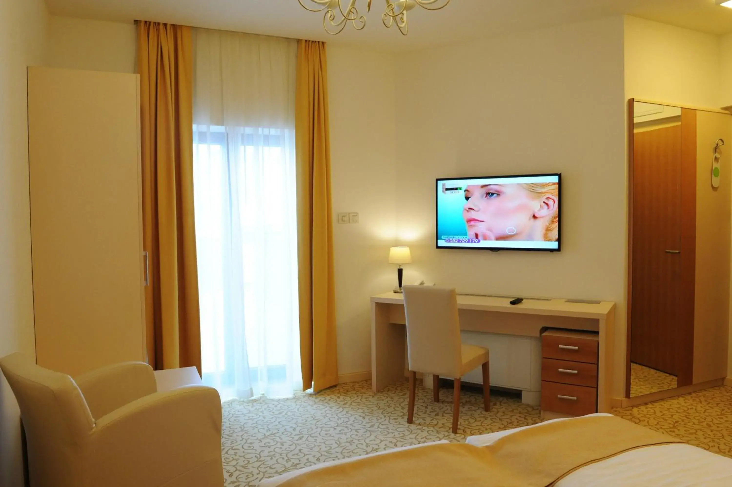 Bedroom, TV/Entertainment Center in Hotel Gallus