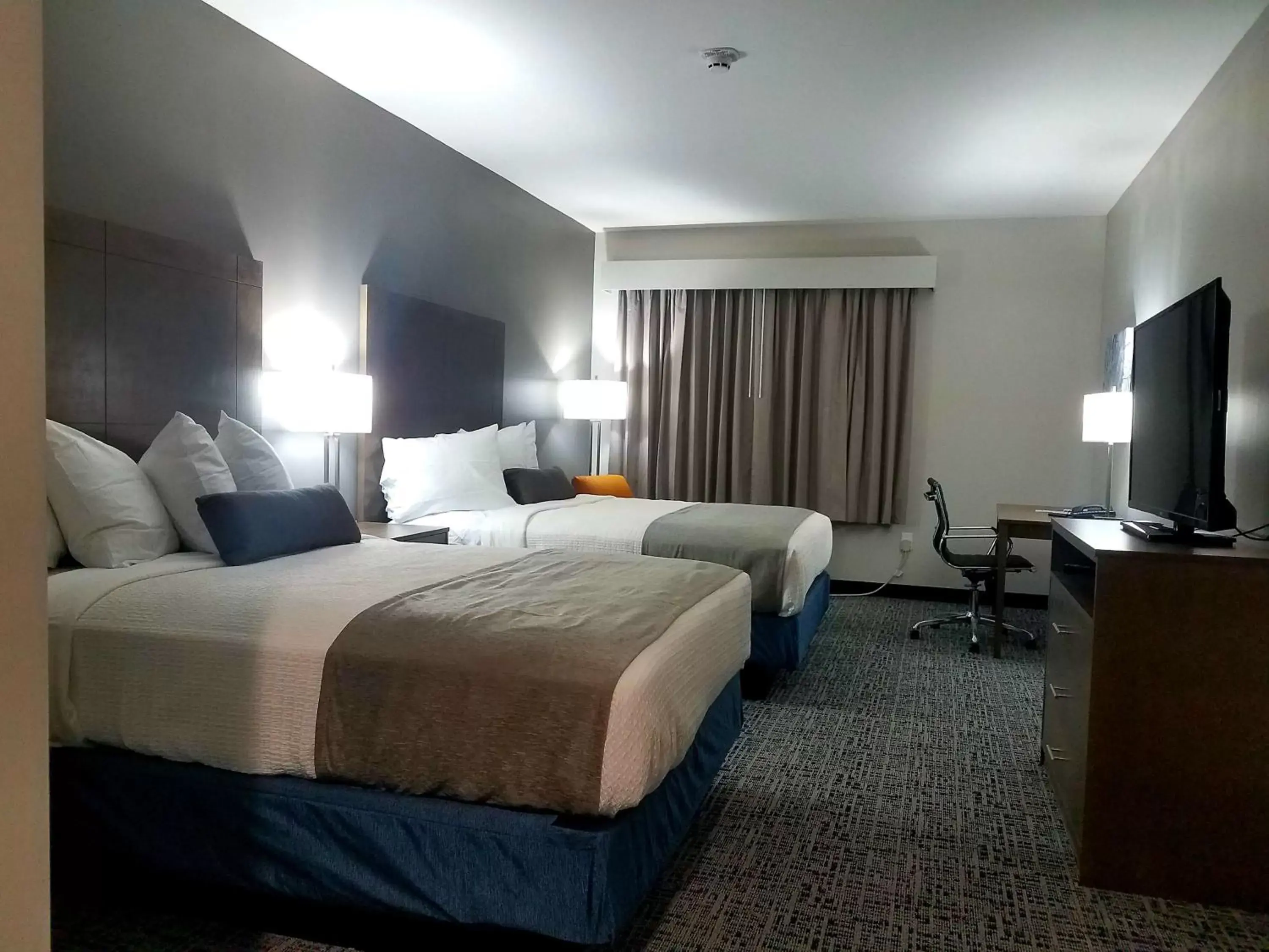 Photo of the whole room, Bed in Best Western Plus Wayland Hotel