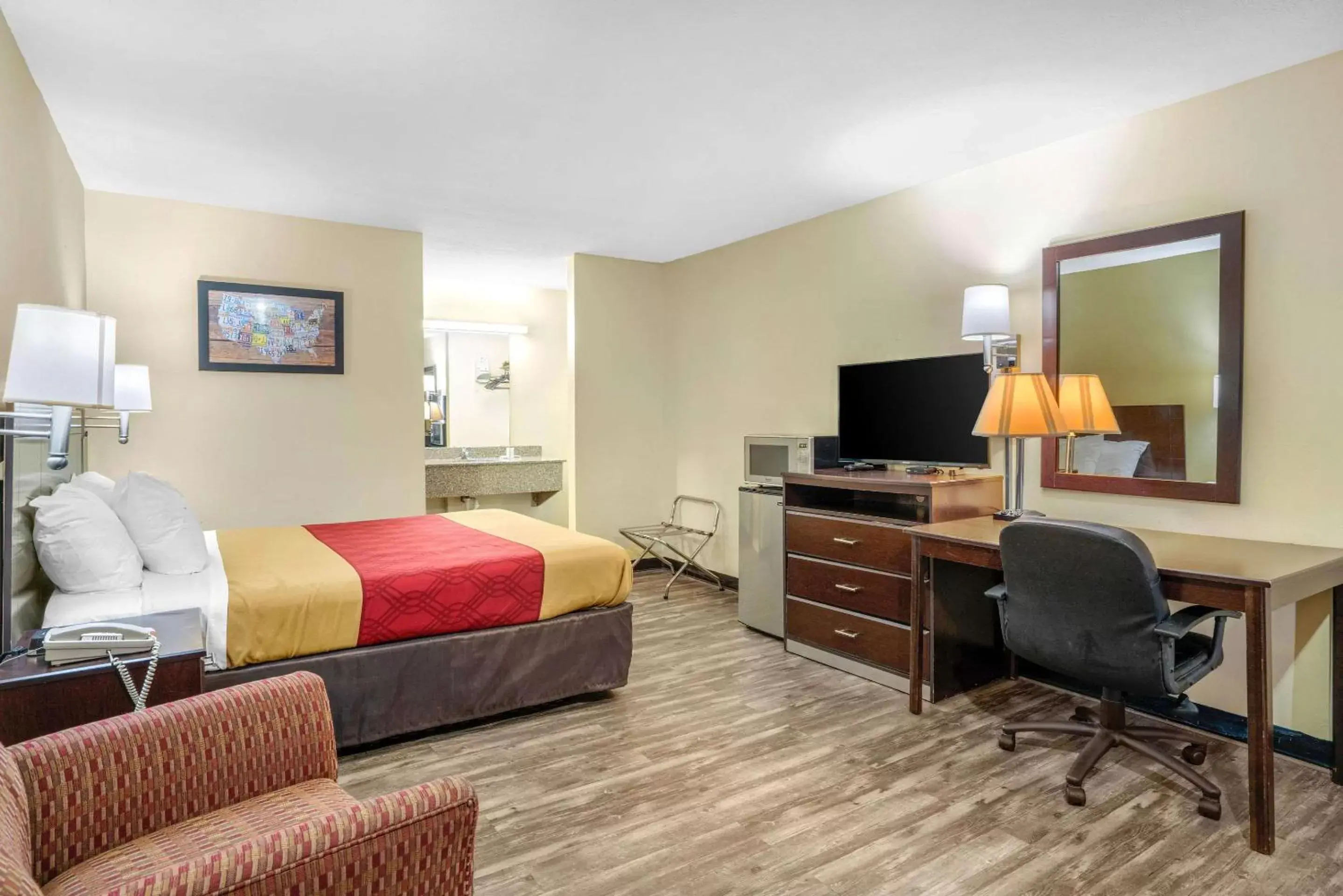 Photo of the whole room, TV/Entertainment Center in Econo Lodge Rolla I-44 Exit 184 Near Missouri University of Science and Technology