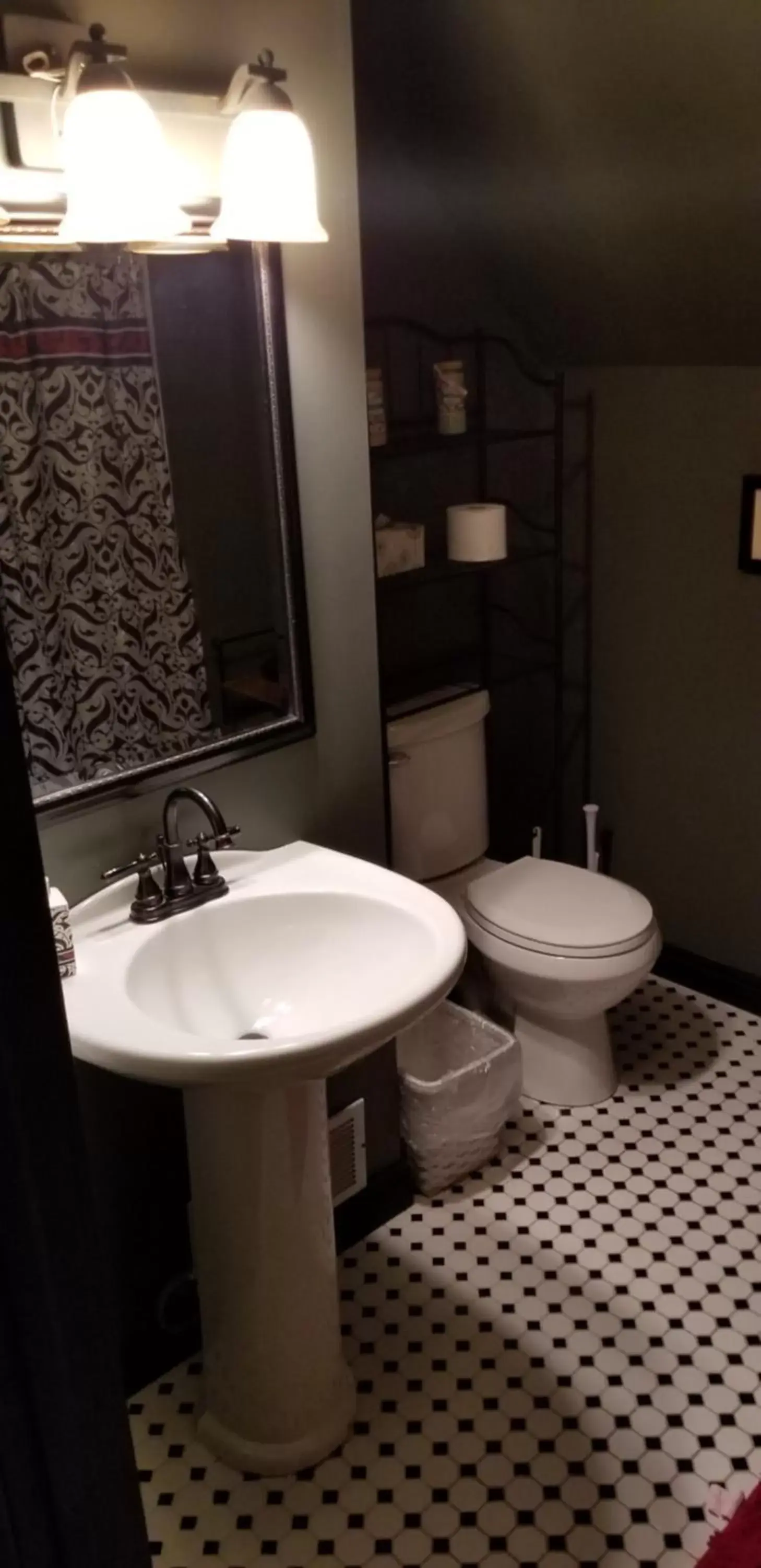 Quadruple Room with Shared Bathroom in Historic Victorian Inn
