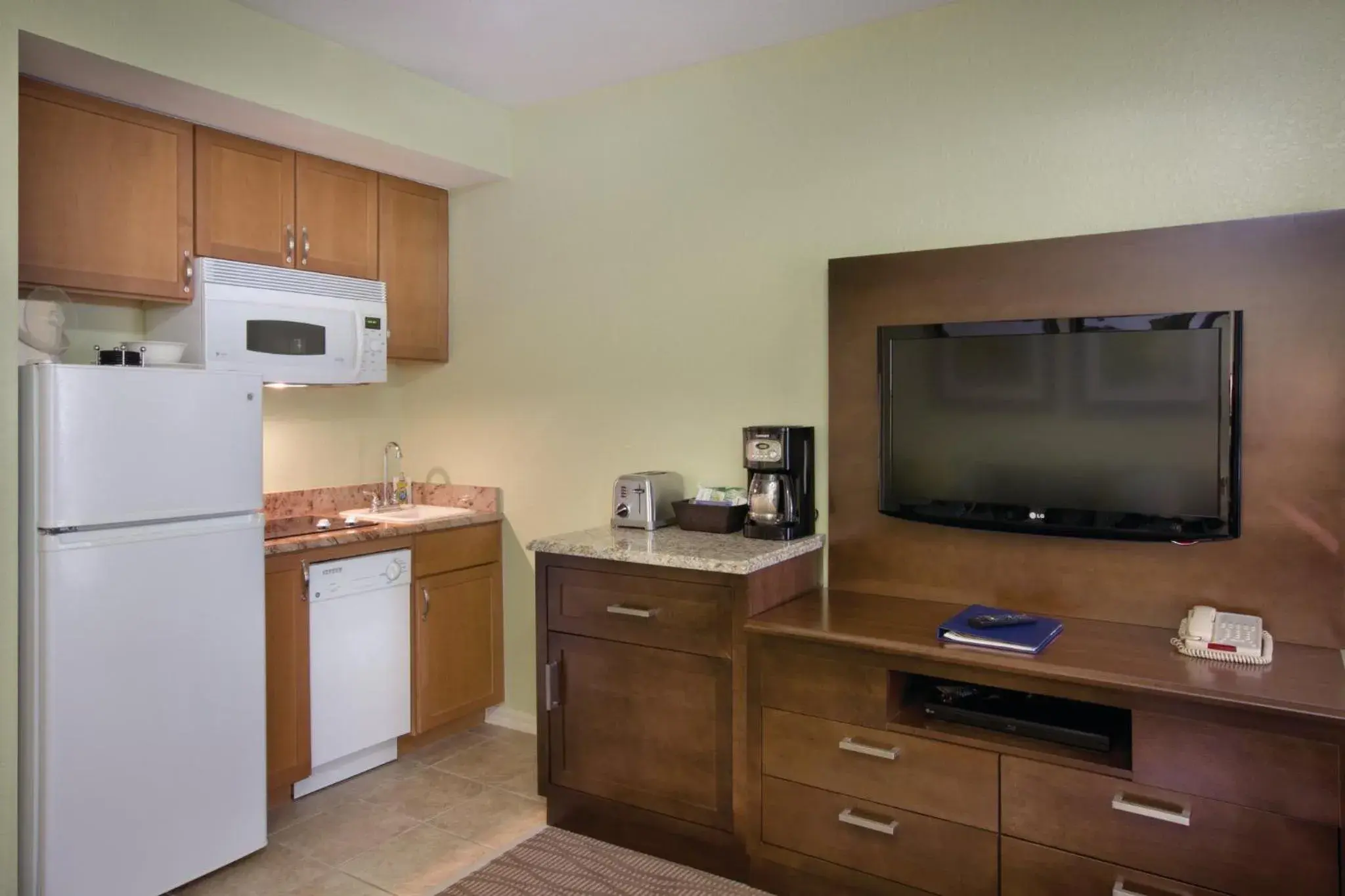 Photo of the whole room, TV/Entertainment Center in Club Wyndham Star Island