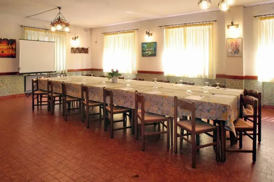 Meeting/conference room, Restaurant/Places to Eat in Albergo Il Castellino