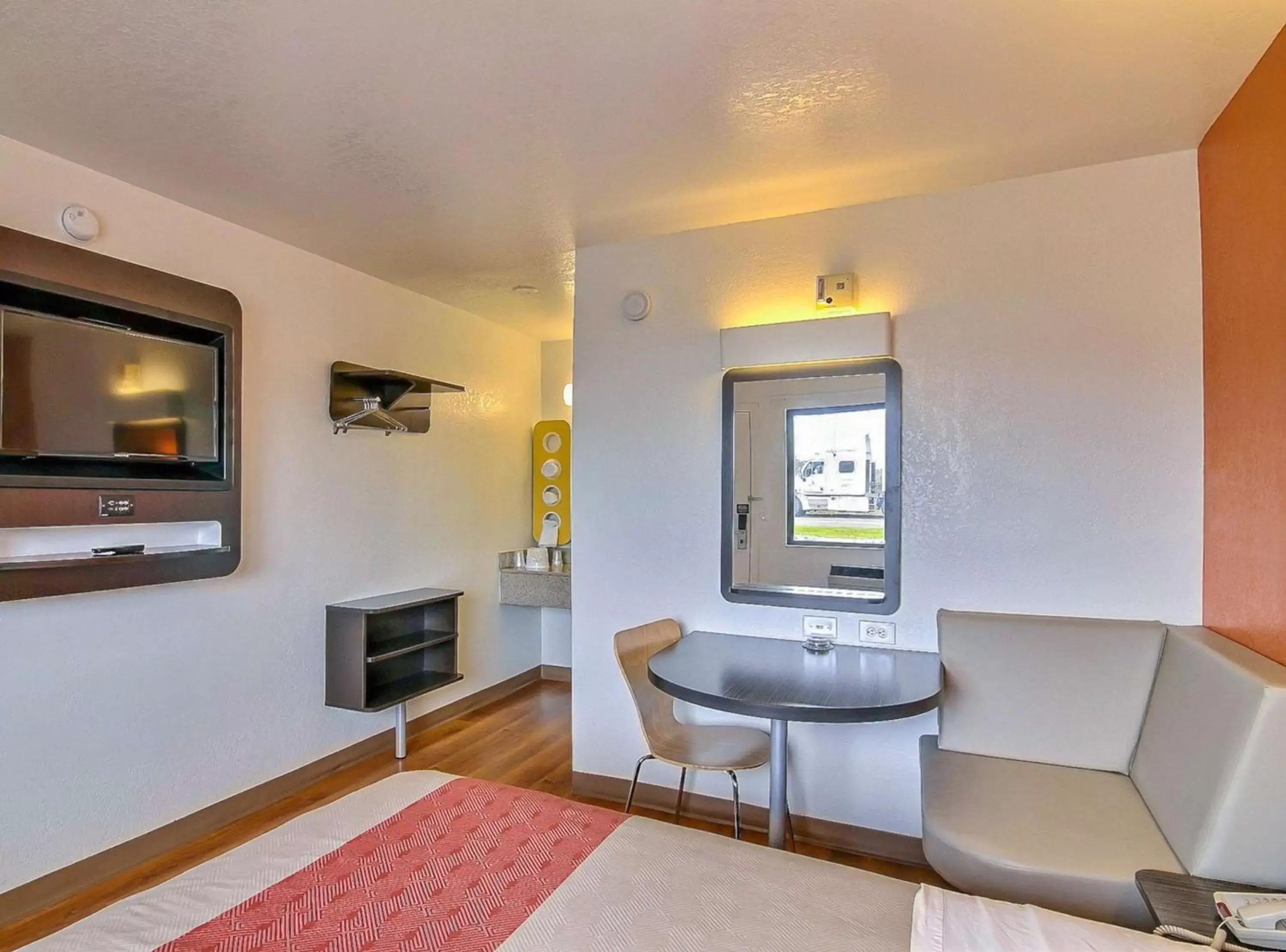 Bedroom, Seating Area in Motel 6-Buellton, CA - Solvang Area