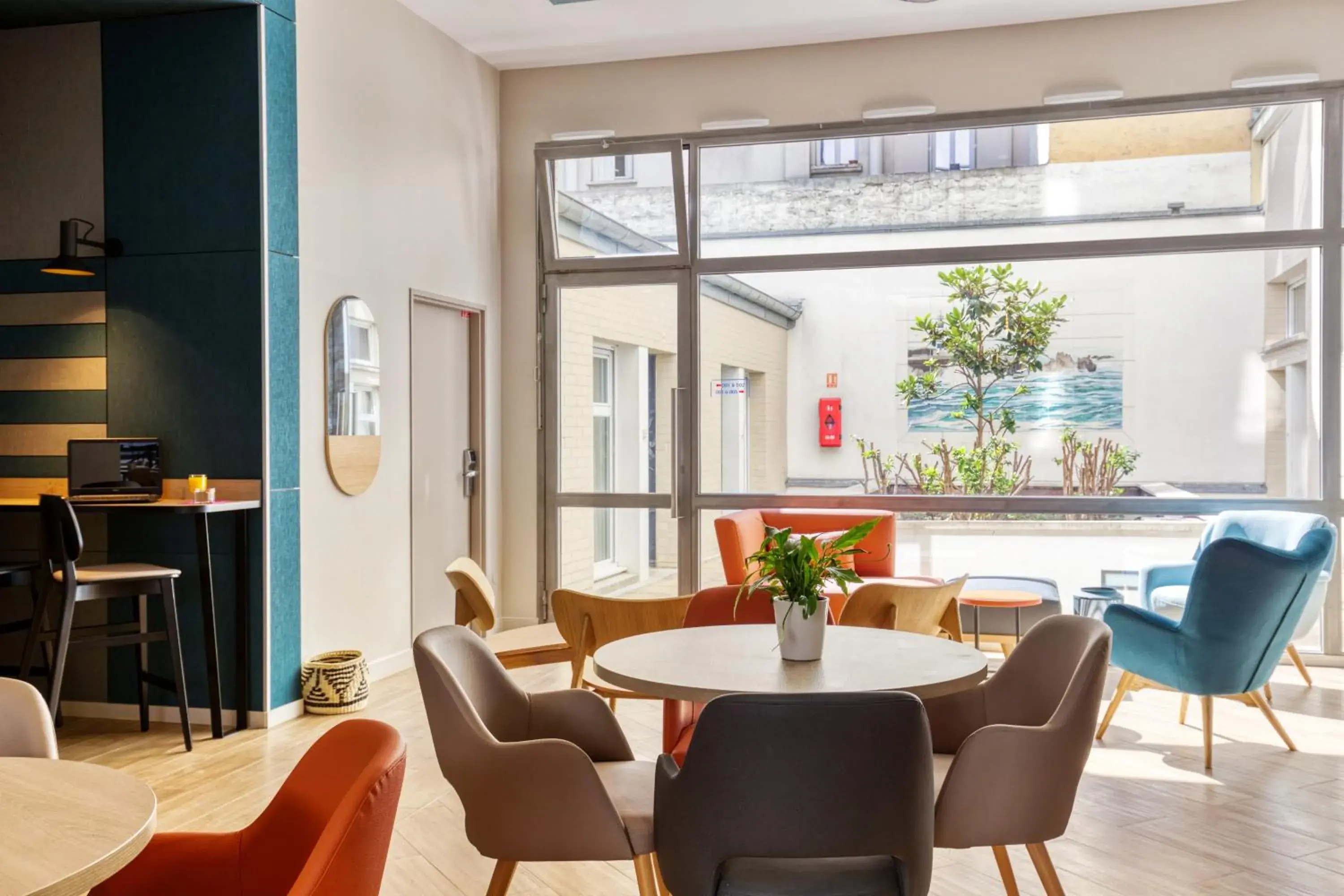 Living room, Restaurant/Places to Eat in Appart'City Paris Clichy-Mairie