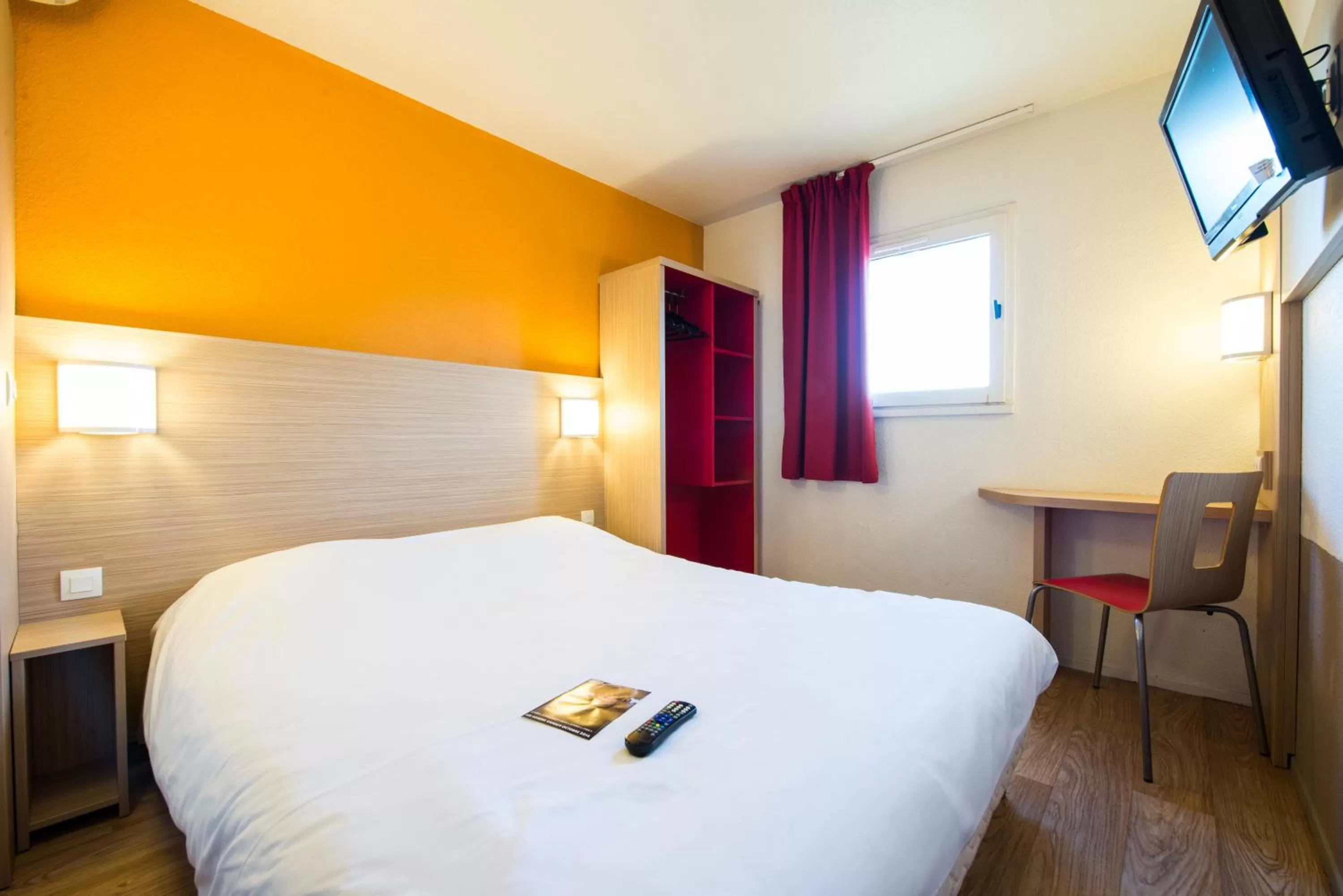 Bedroom, Bed in Hôtel Kennedy Parc des Expositions