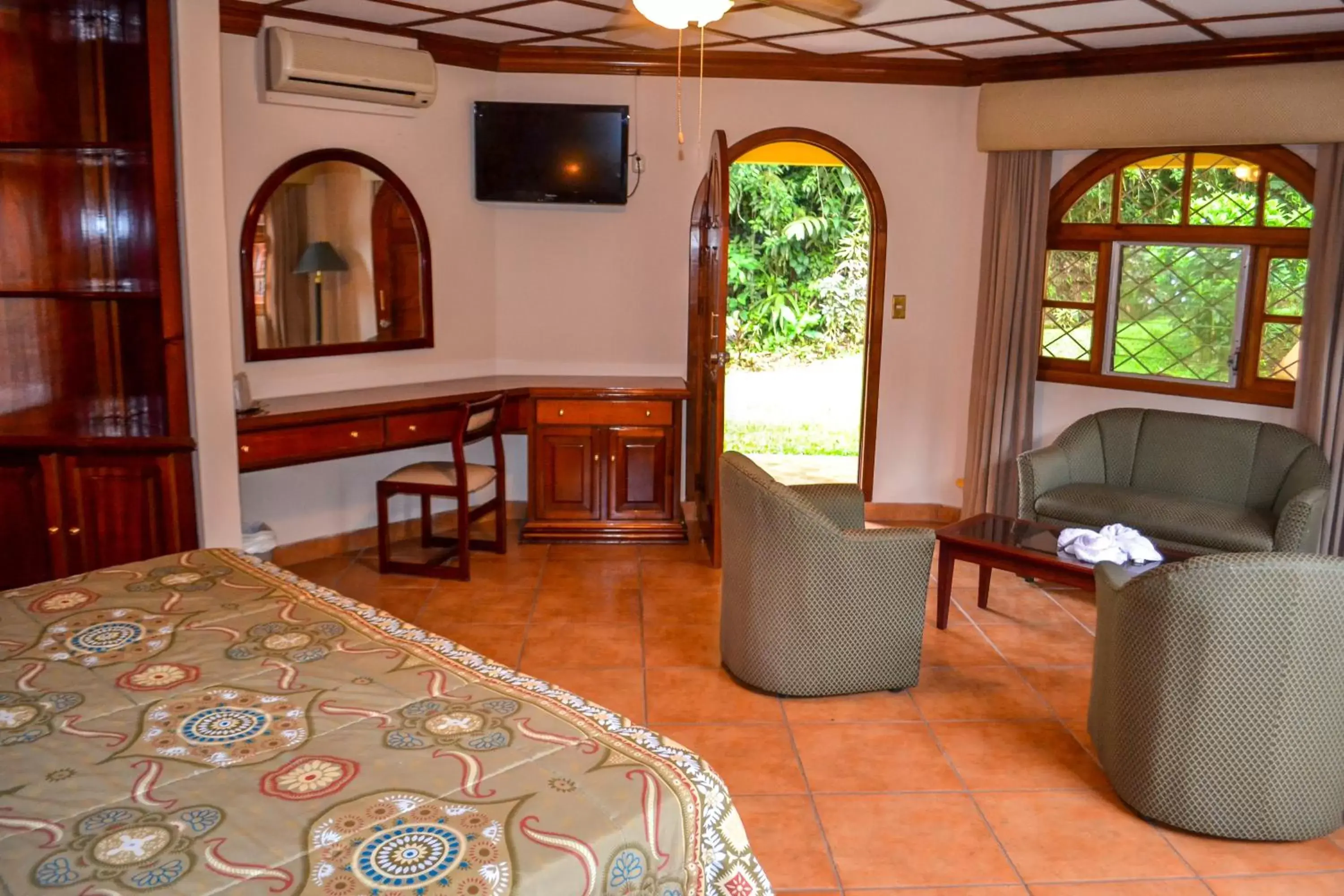 Bed, Seating Area in El Tucano Resort & Thermal Spa