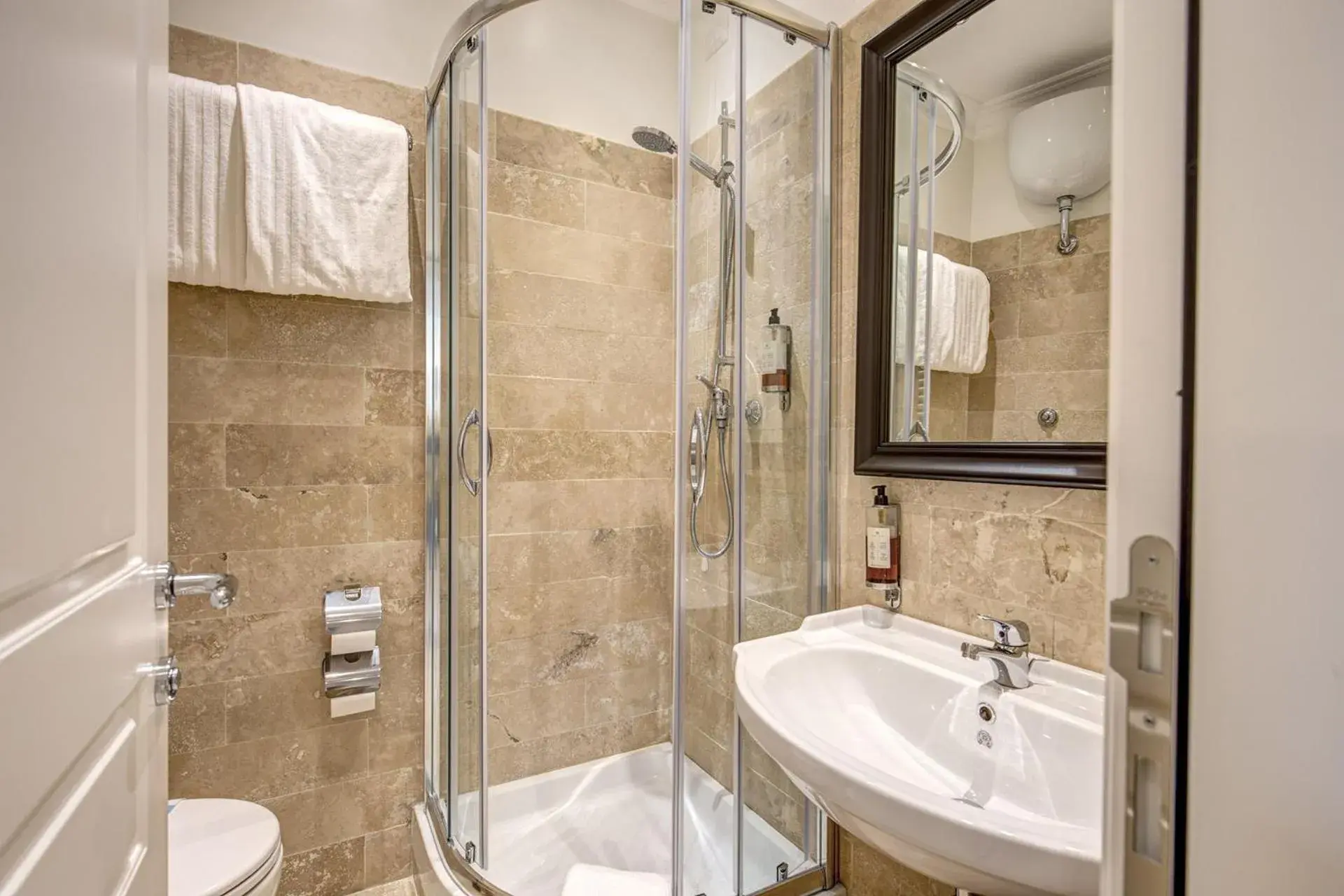 Shower, Bathroom in Hotel dei Quiriti Suite