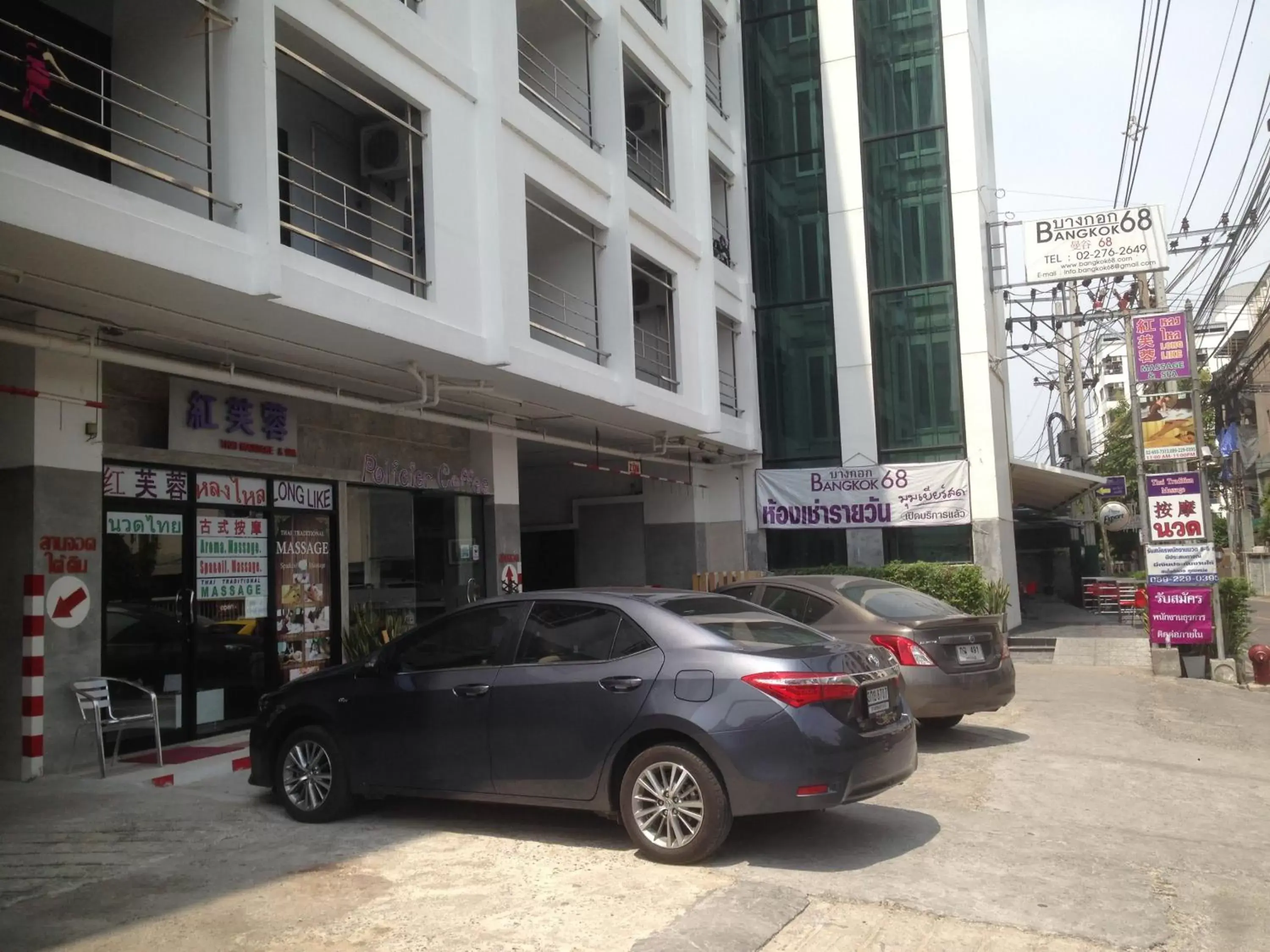 Facade/entrance in Bangkok 68 Facade/entrance in Bangkok 68