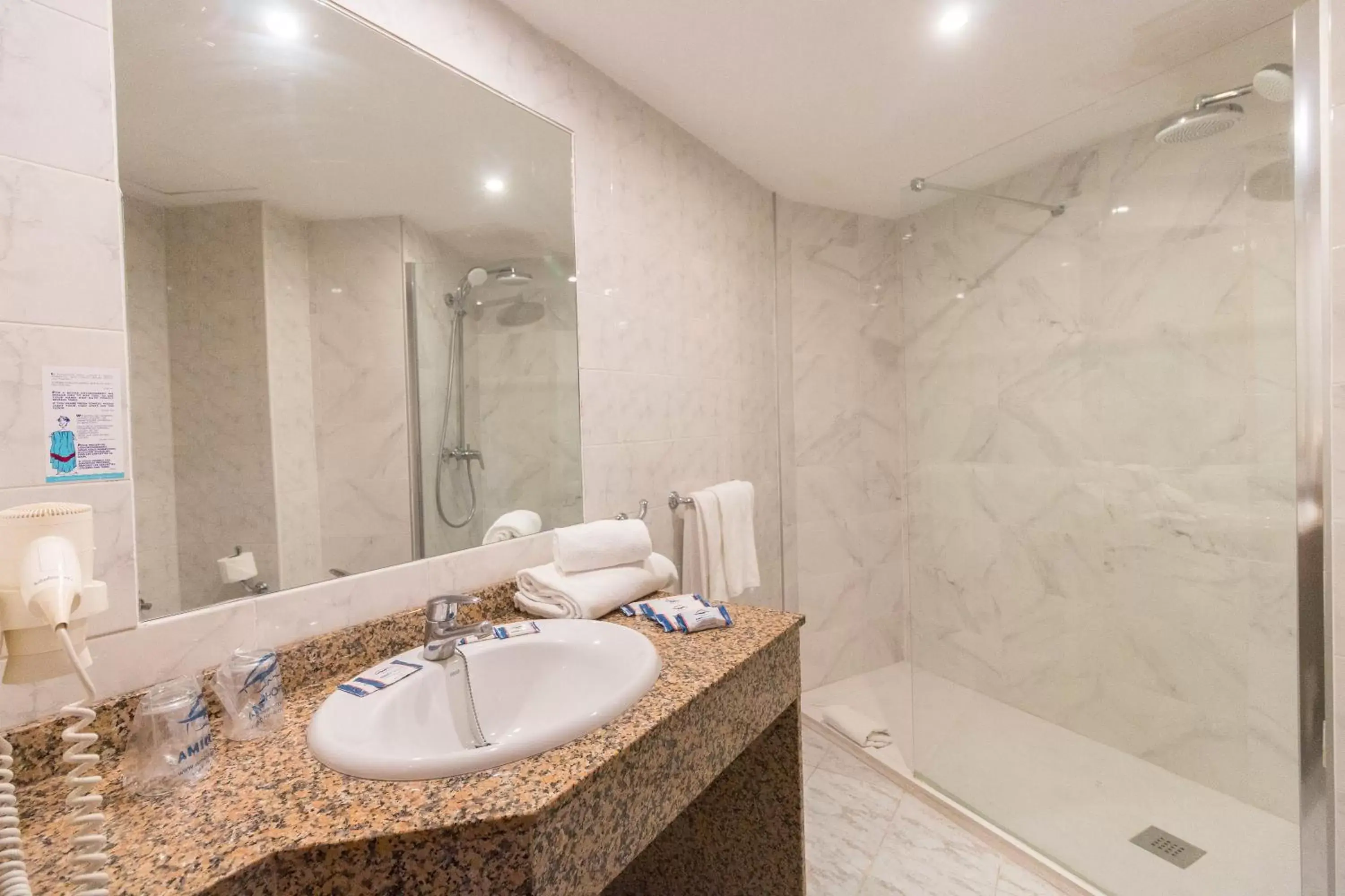 Shower, Bathroom in Hotel Amic Horizonte