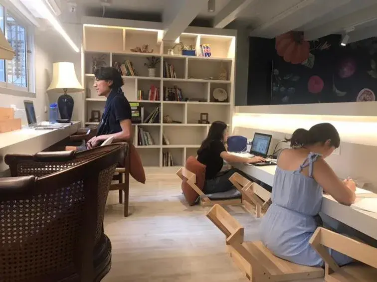 Guests in Kinnon Deluxe Hostel Coworking Cafe