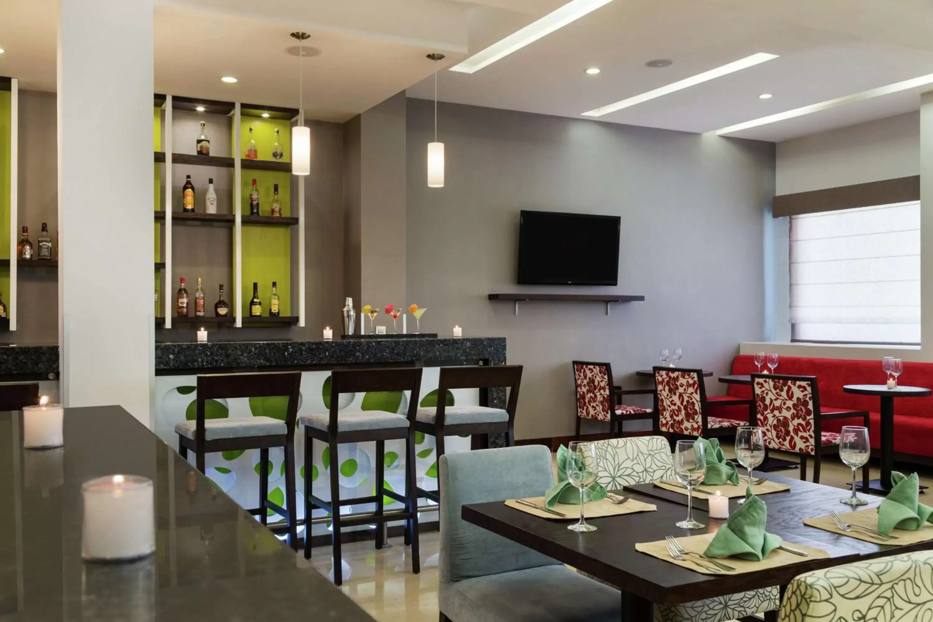 Lounge or bar, Restaurant/Places to Eat in Hilton Garden Inn Queretaro