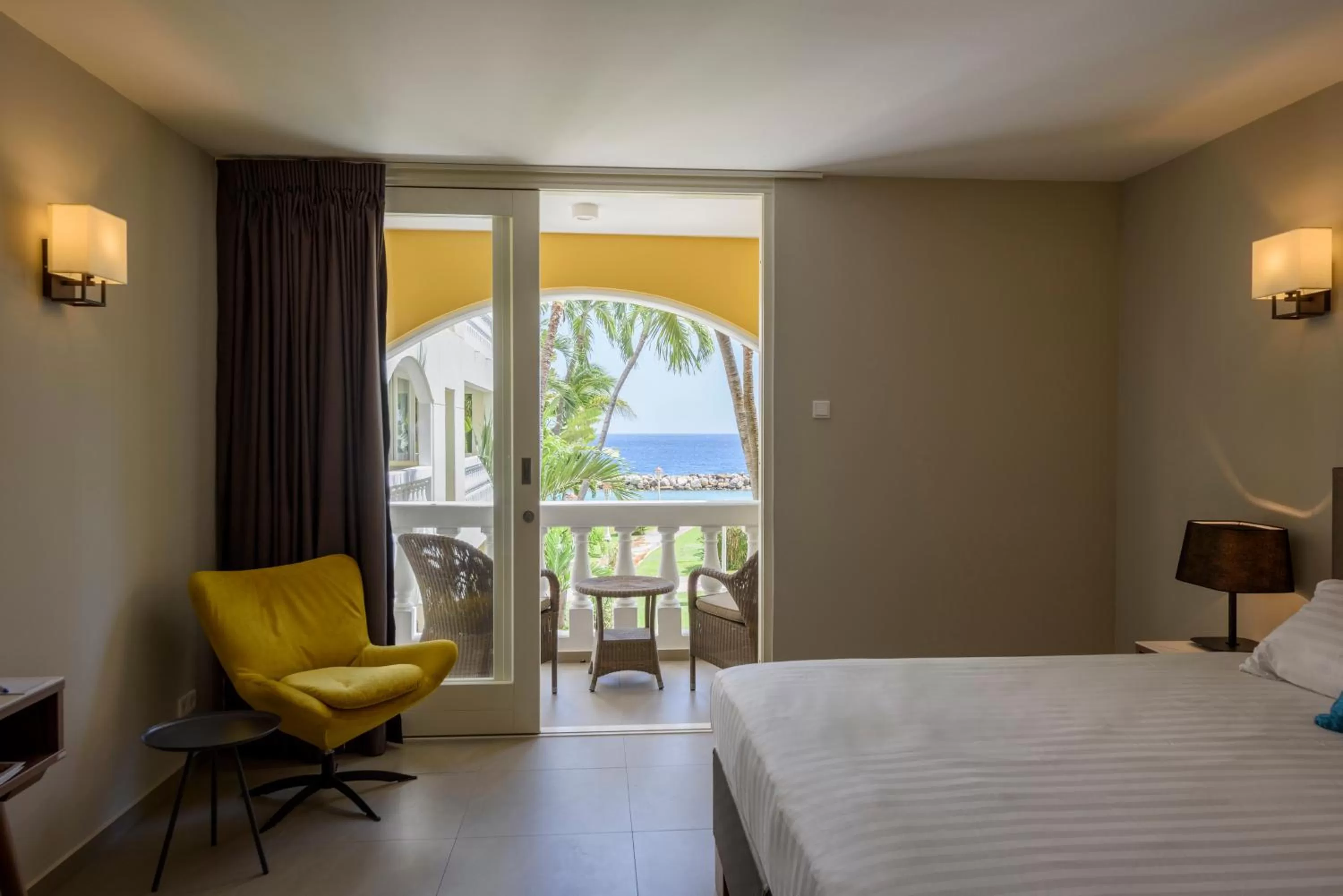 Balcony/Terrace, Bed in Curacao Avila Beach Hotel