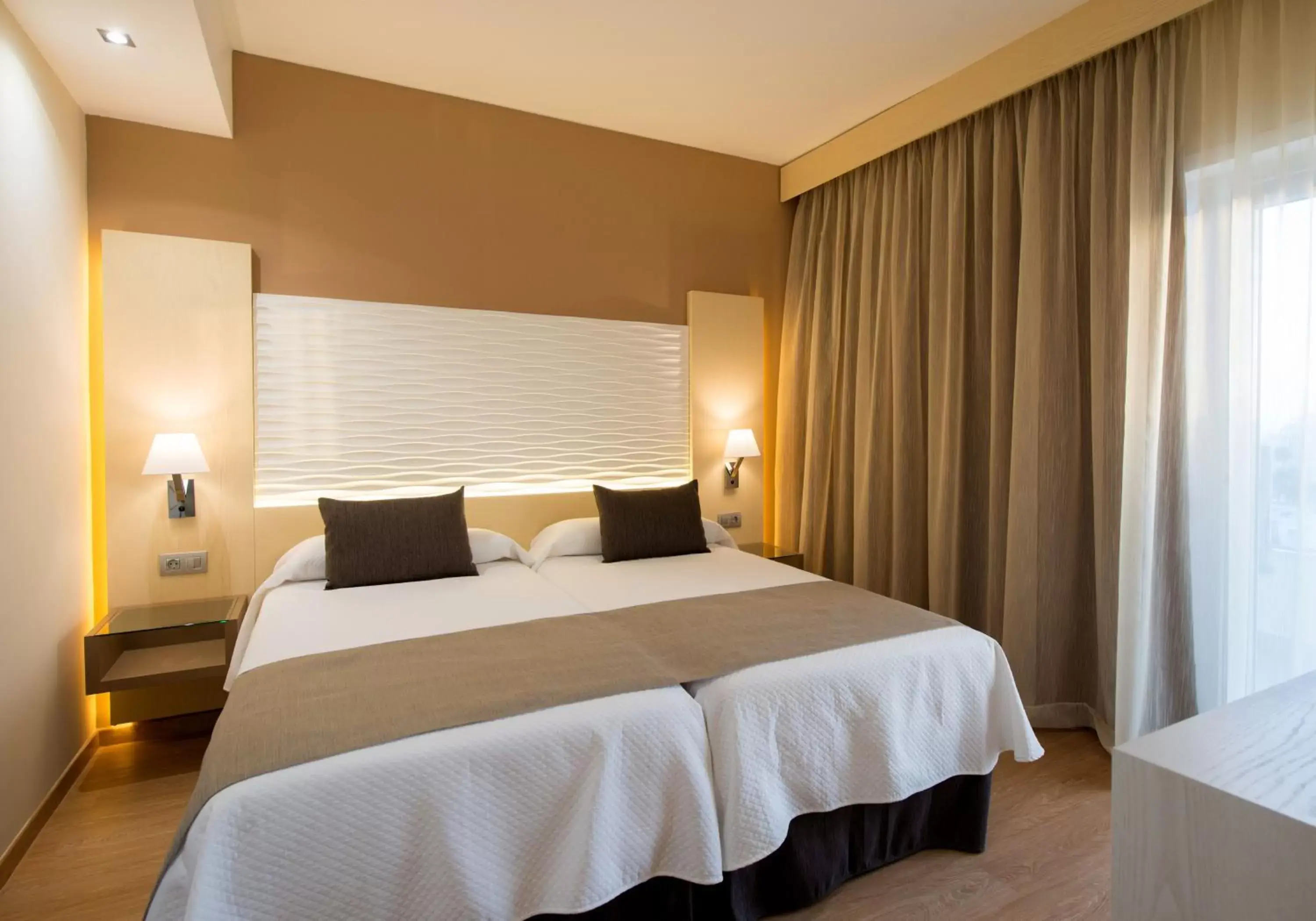Bedroom, Bed in HL Suitehotel Playa del Inglés - Adults Only