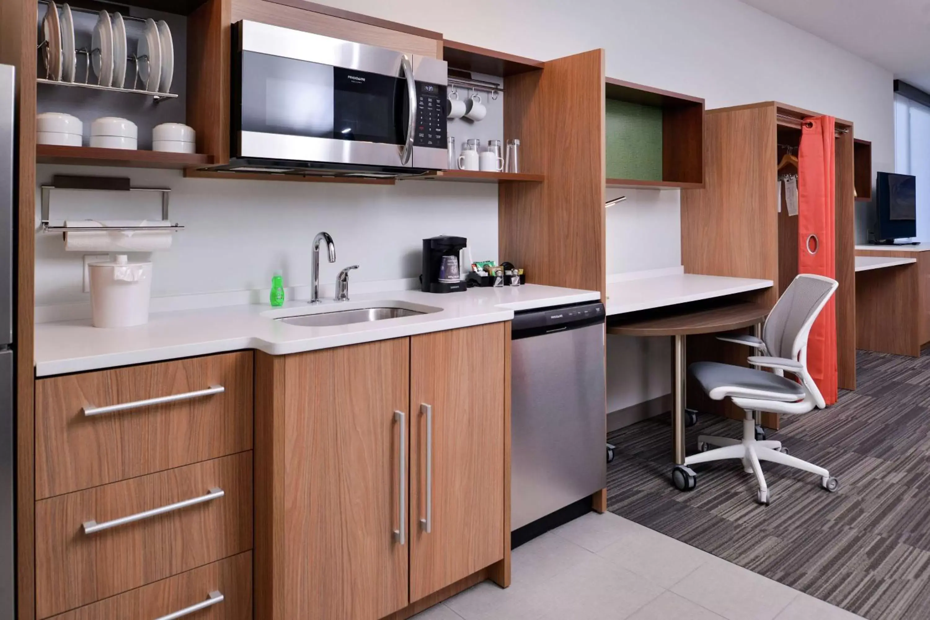 Bedroom, Kitchen/Kitchenette in Home2 Suites By Hilton Tampa Downtown Channel District