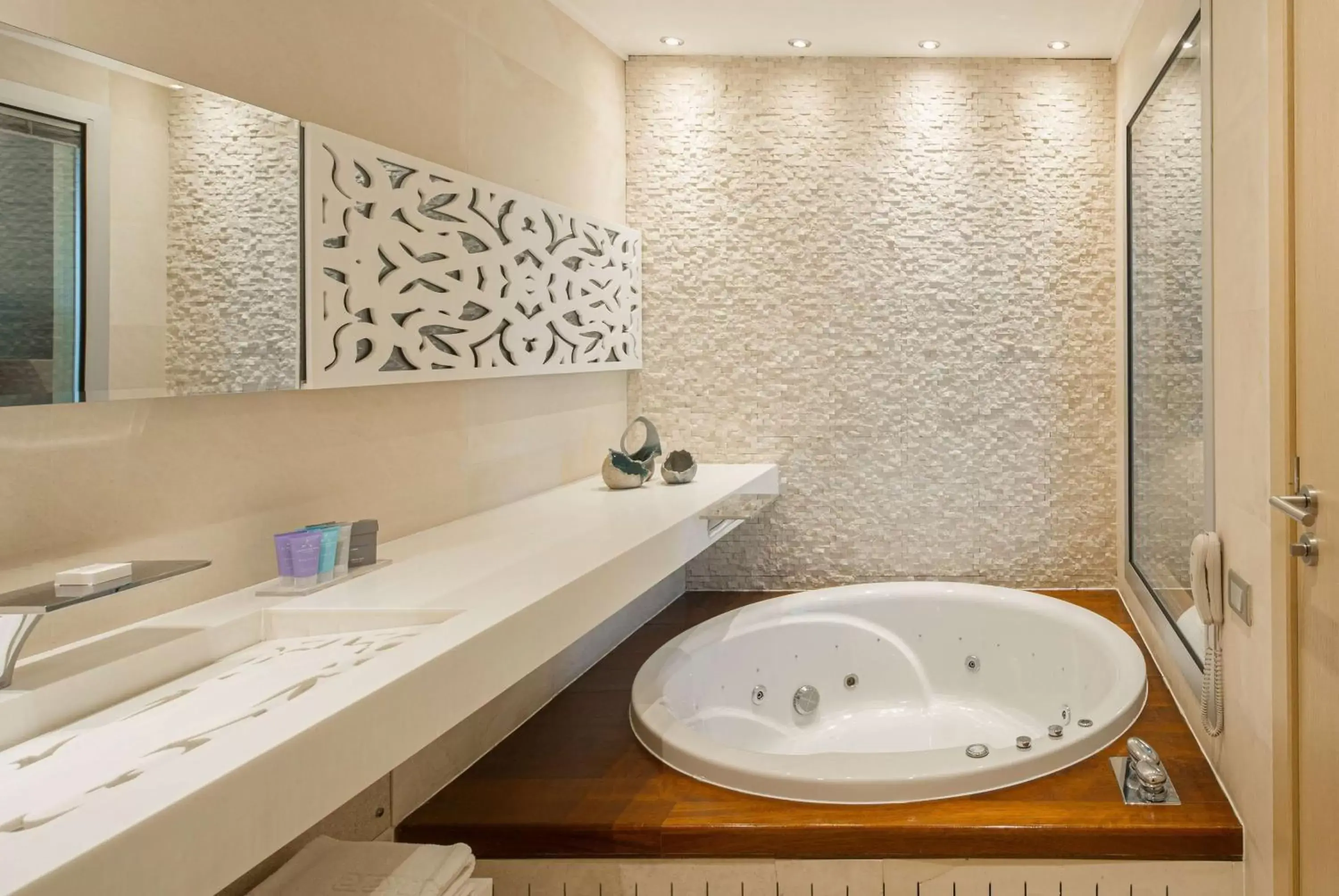 TV and multimedia, Bathroom in Wyndham Ankara