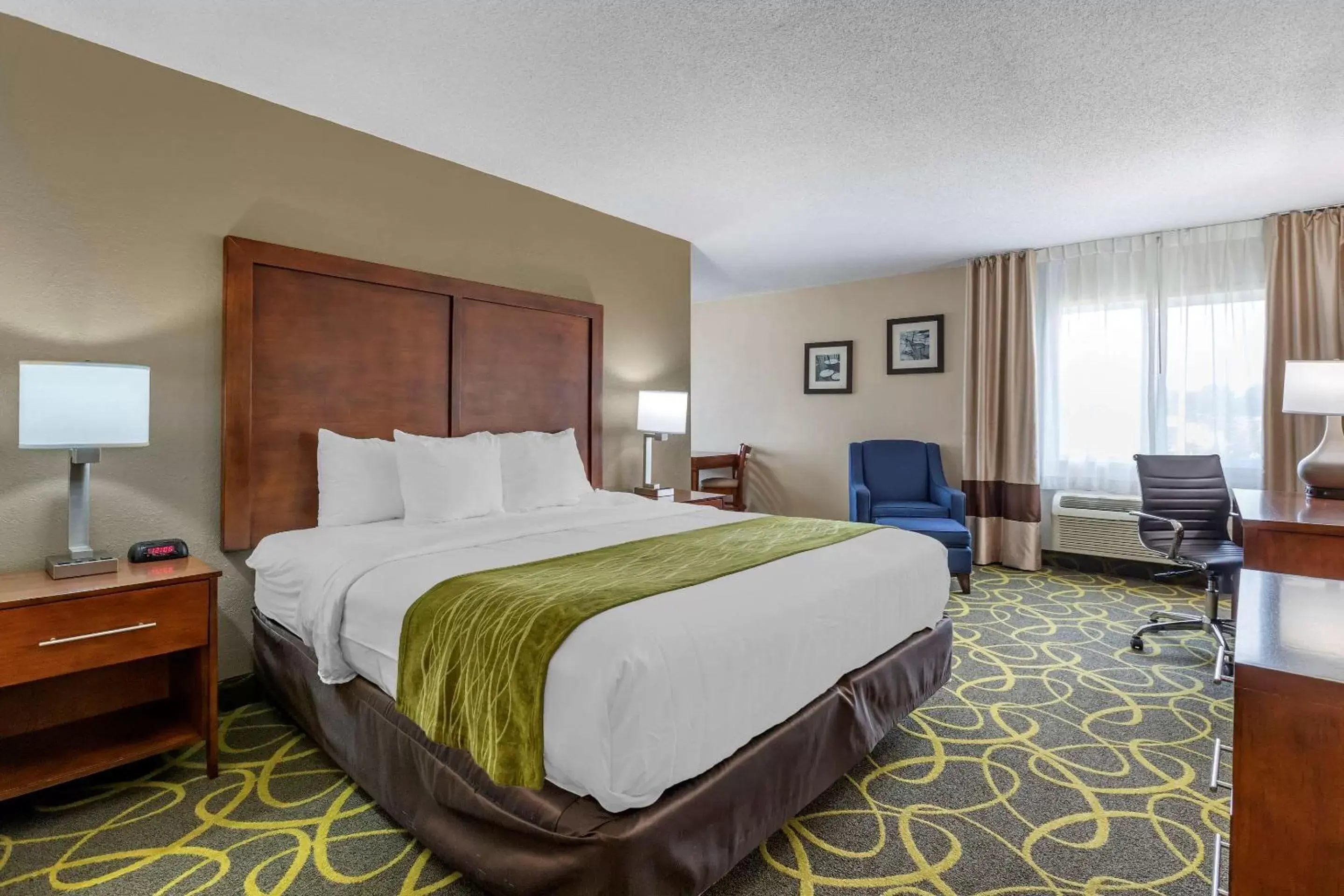 Photo of the whole room, Bed in Comfort Inn Muscatine near Hwy 61