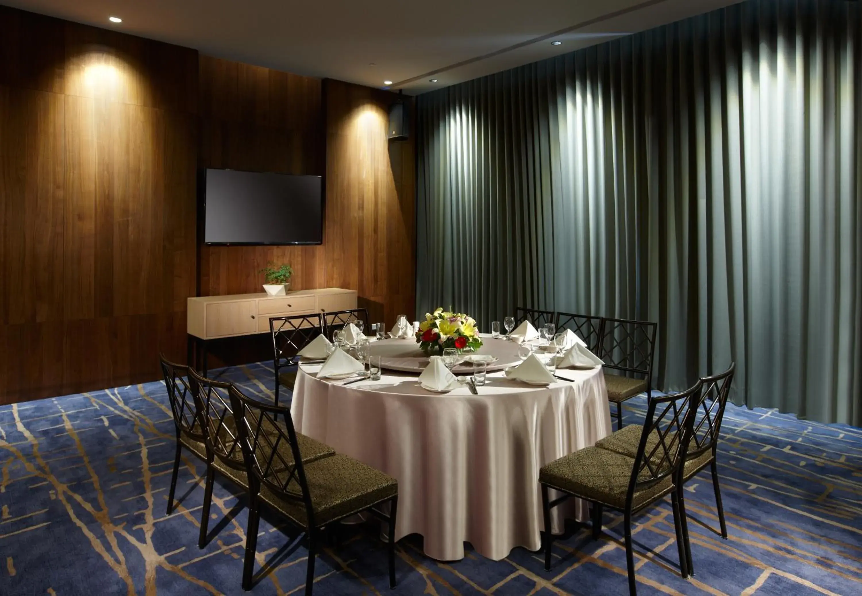 Restaurant/places to eat in Discovery Hotel