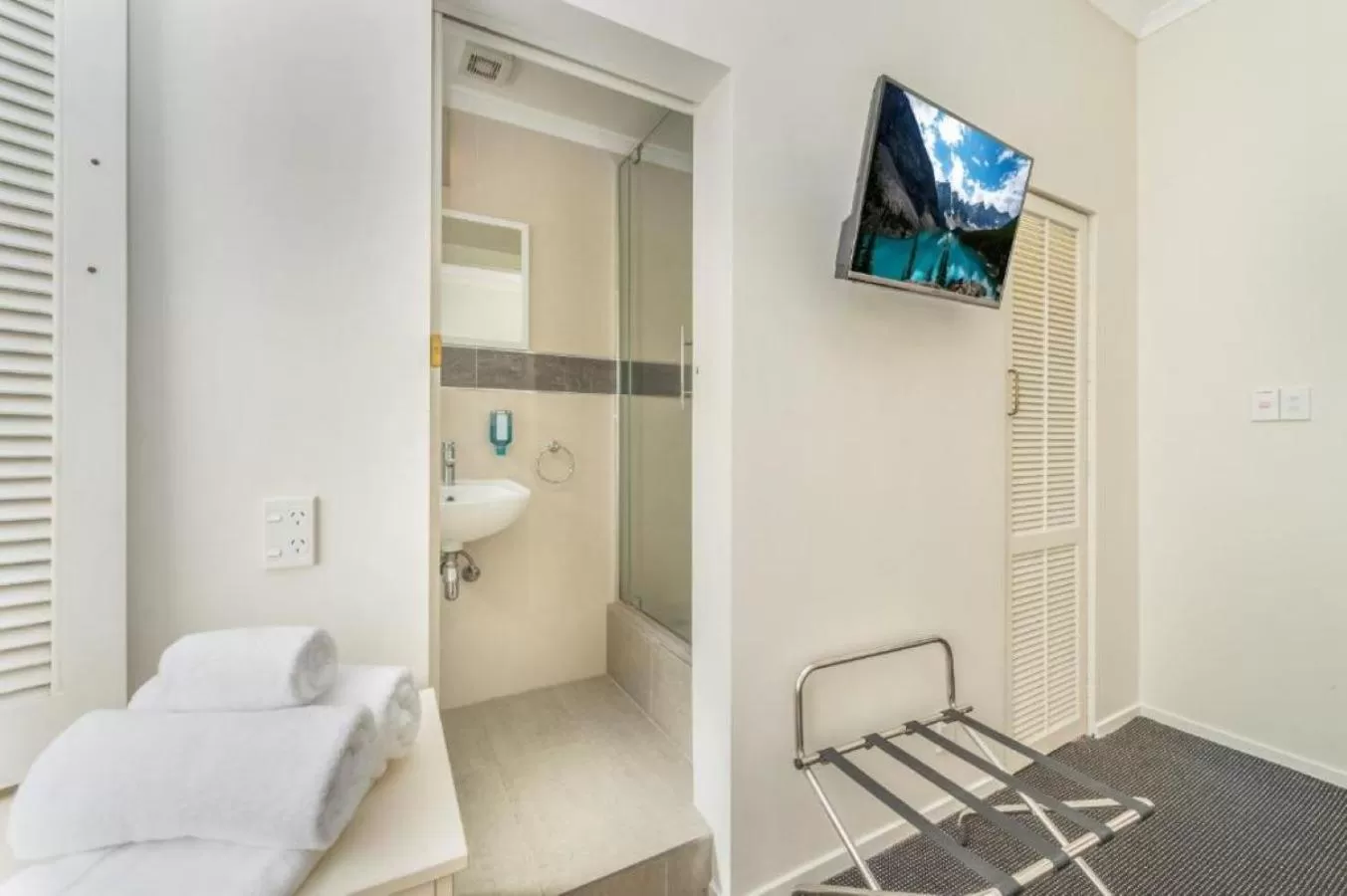 Bathroom, Bed in Ramada by Wyndham, Hamilton City Center