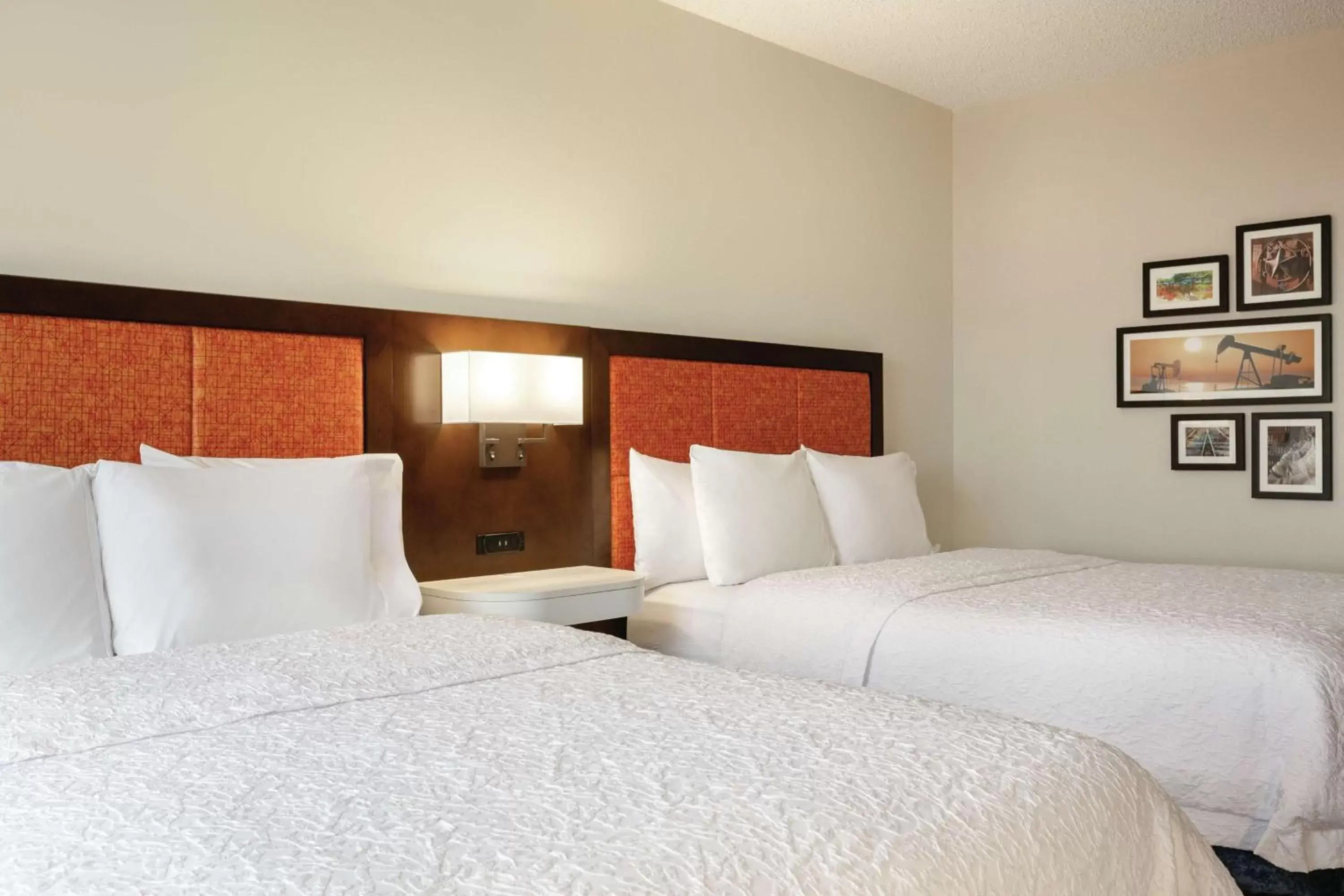 Bed in Hampton Inn & Suites Dallas-Mesquite