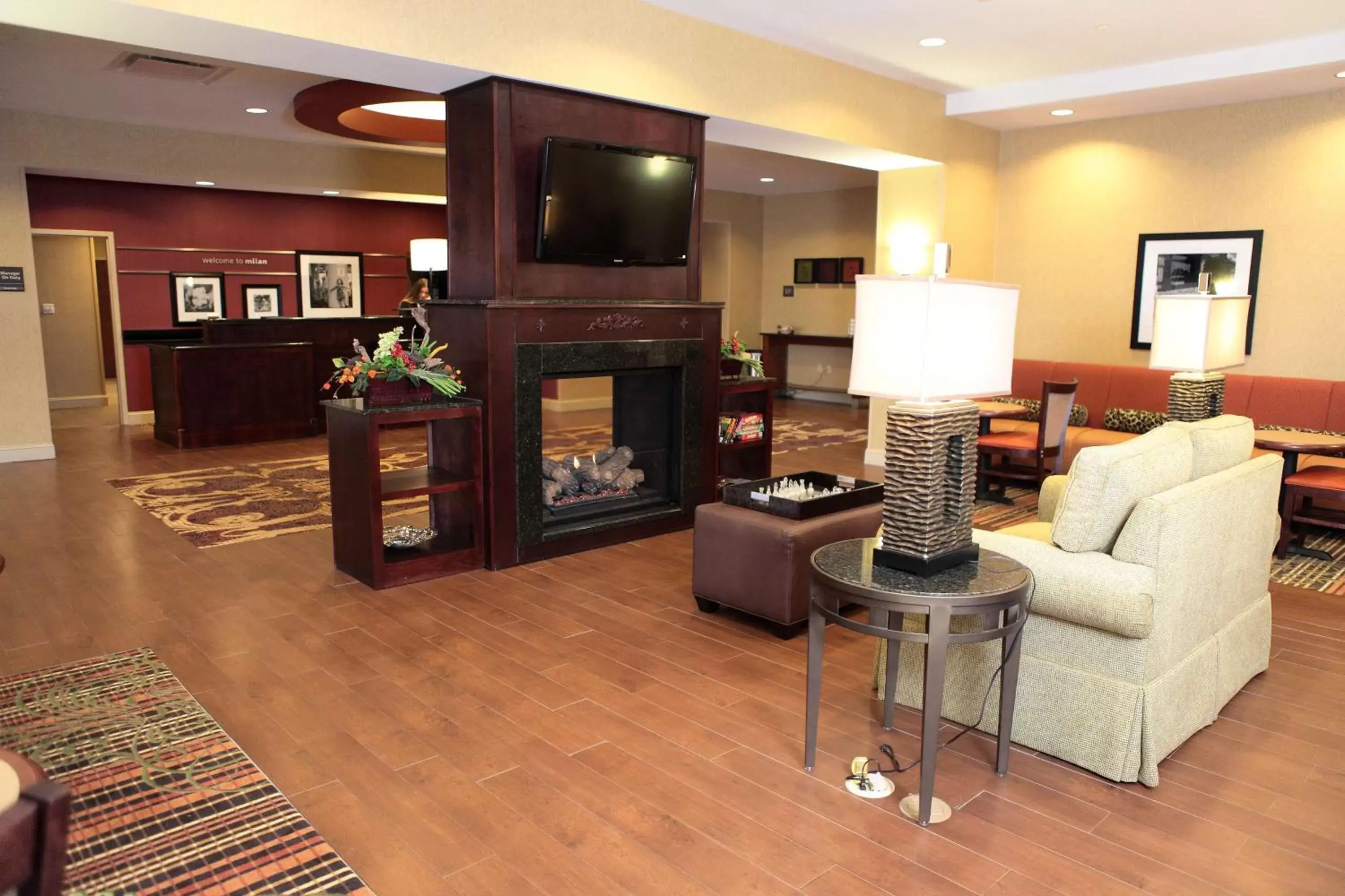 Lobby or reception, TV/Entertainment Center in Hampton Inn Milan