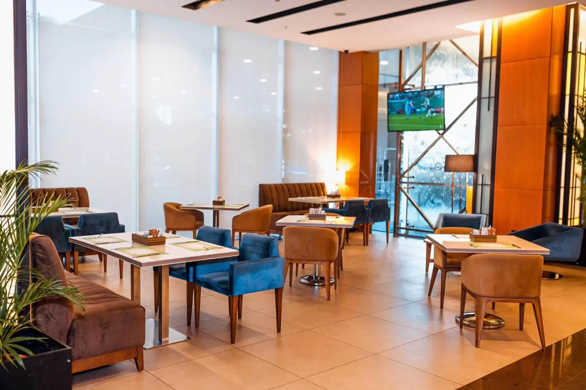 Lounge or bar, Restaurant/Places to Eat in Holiday Inn Guayaquil Airport, an IHG Hotel