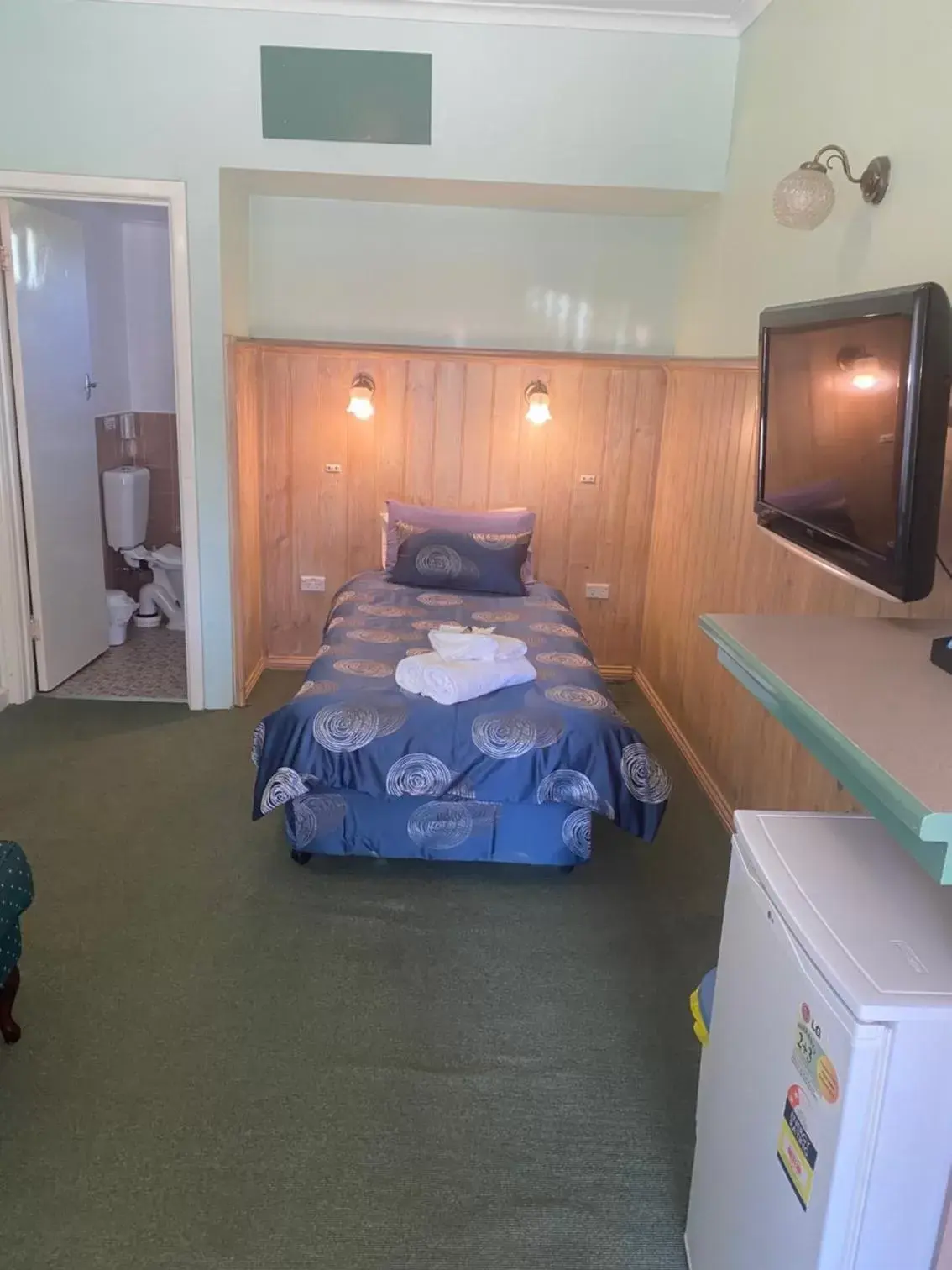 Photo of the whole room, Bed in Paddle Steamer Motel