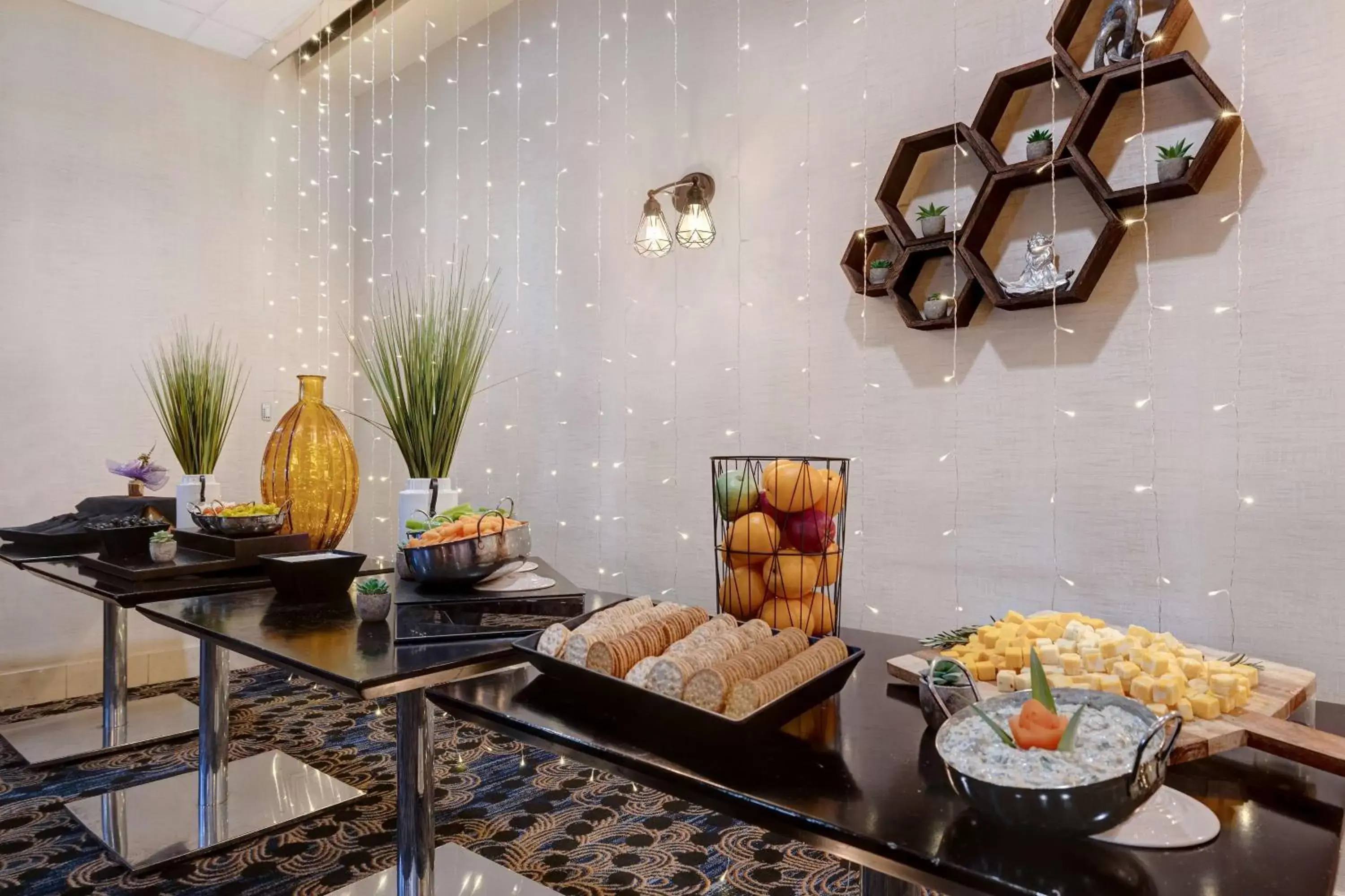 Dining area, Food in Embassy Suites by Hilton Santa Clara Silicon Valley