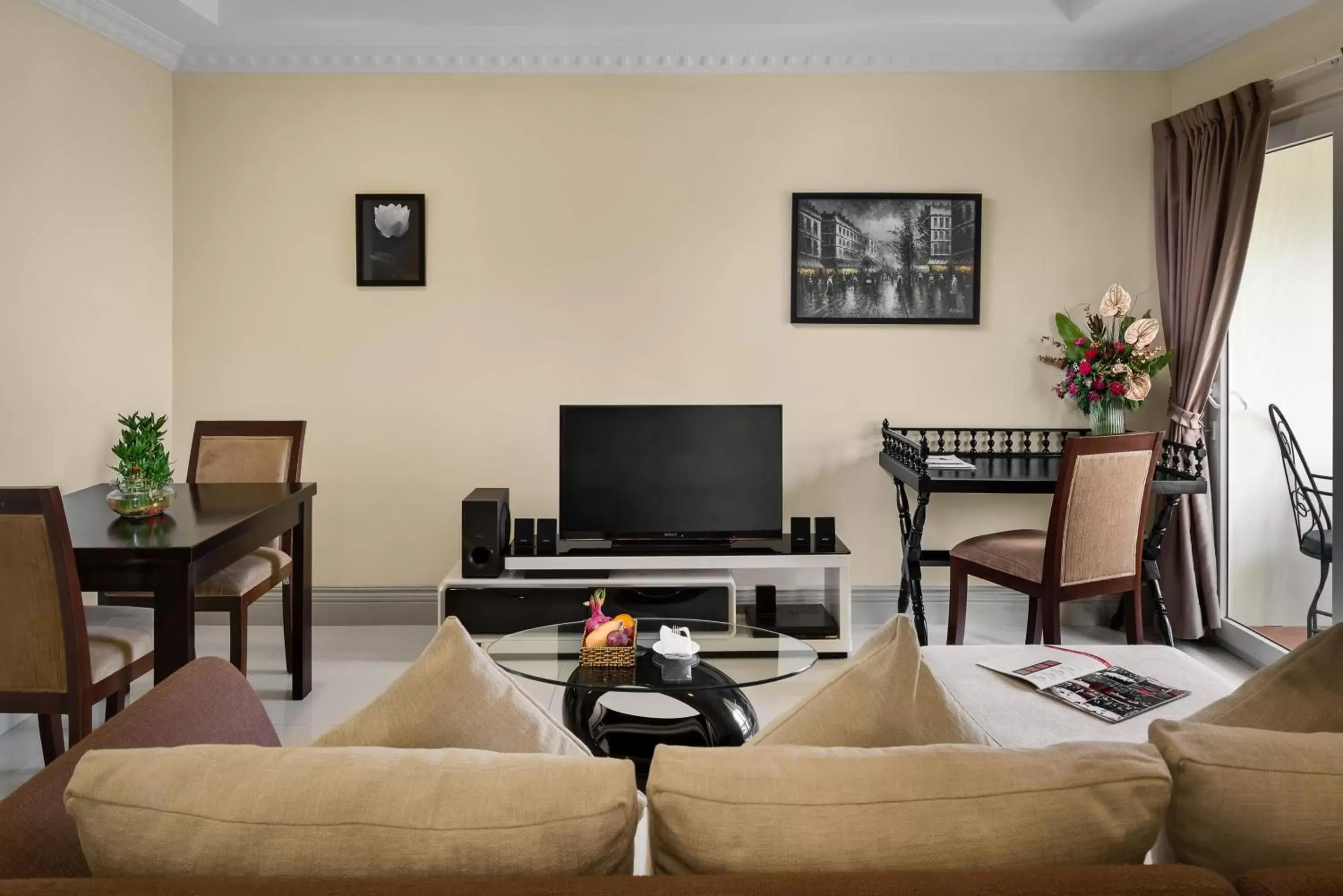 Living room, TV/Entertainment Center in Palace Gate Hotel & Residence