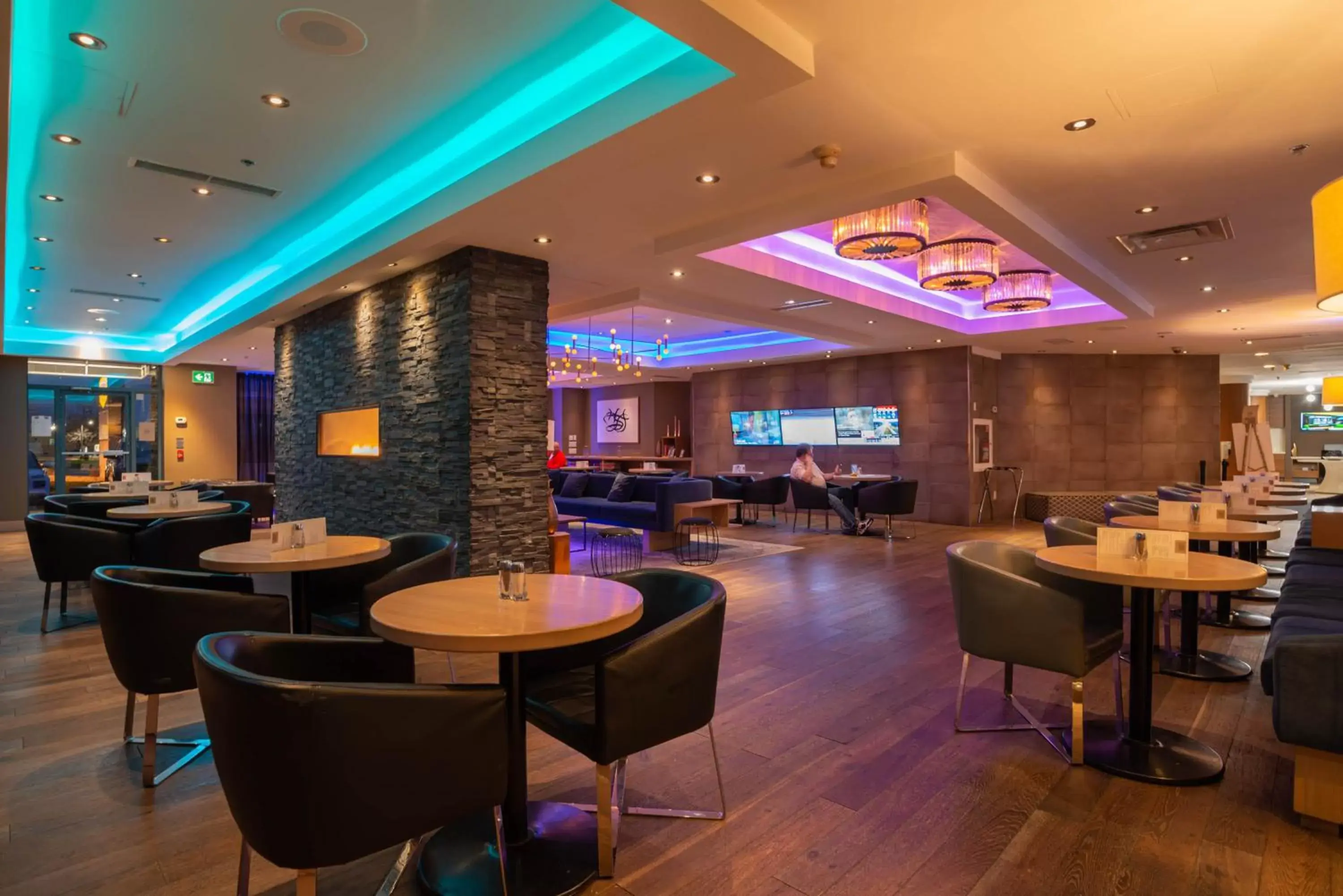 Lounge or bar, Restaurant/Places to Eat in Sandman Signature Mississauga Hotel