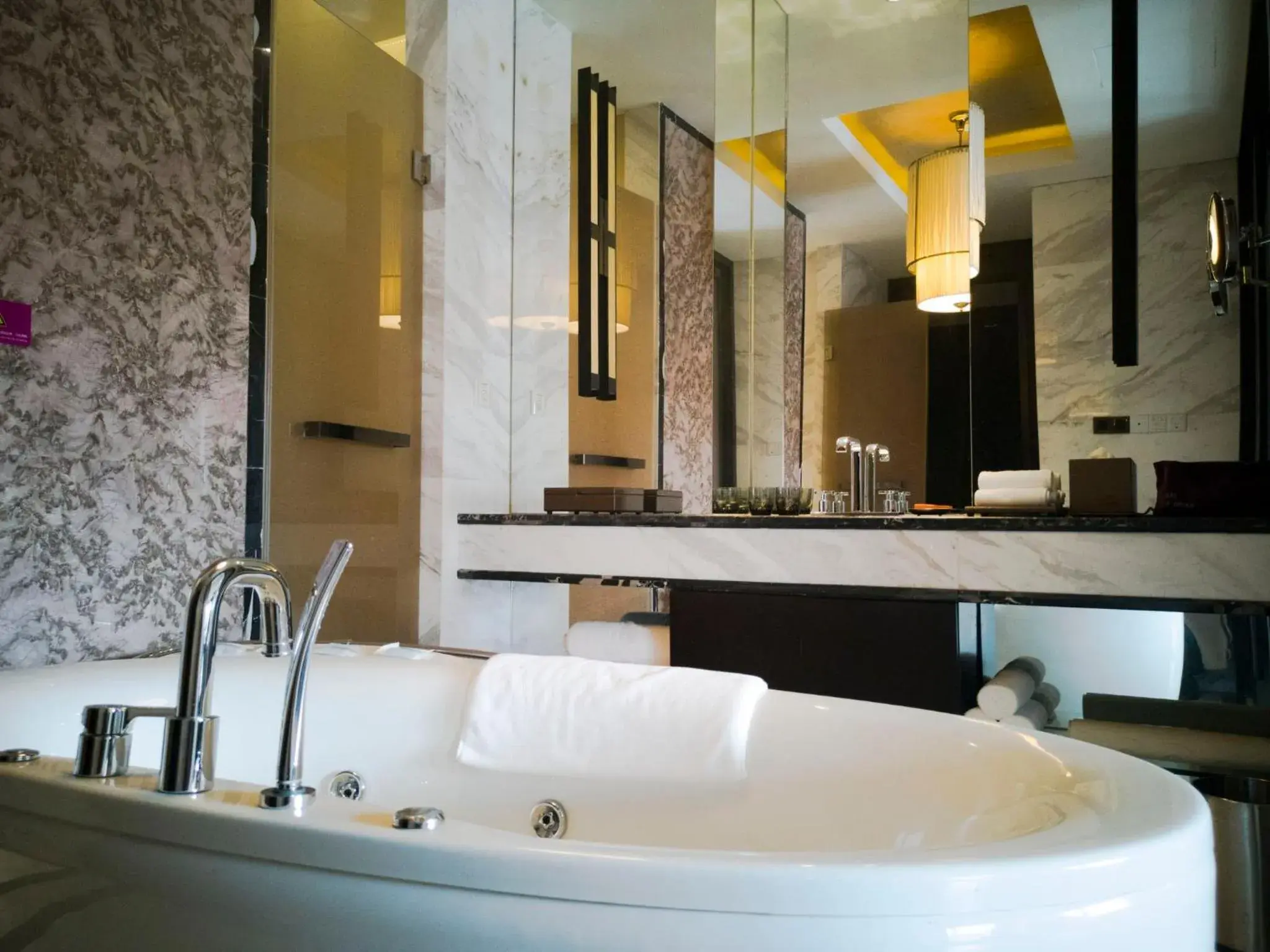 Photo of the whole room, Bathroom in Crowne Plaza Huangshan Yucheng, an IHG Hotel