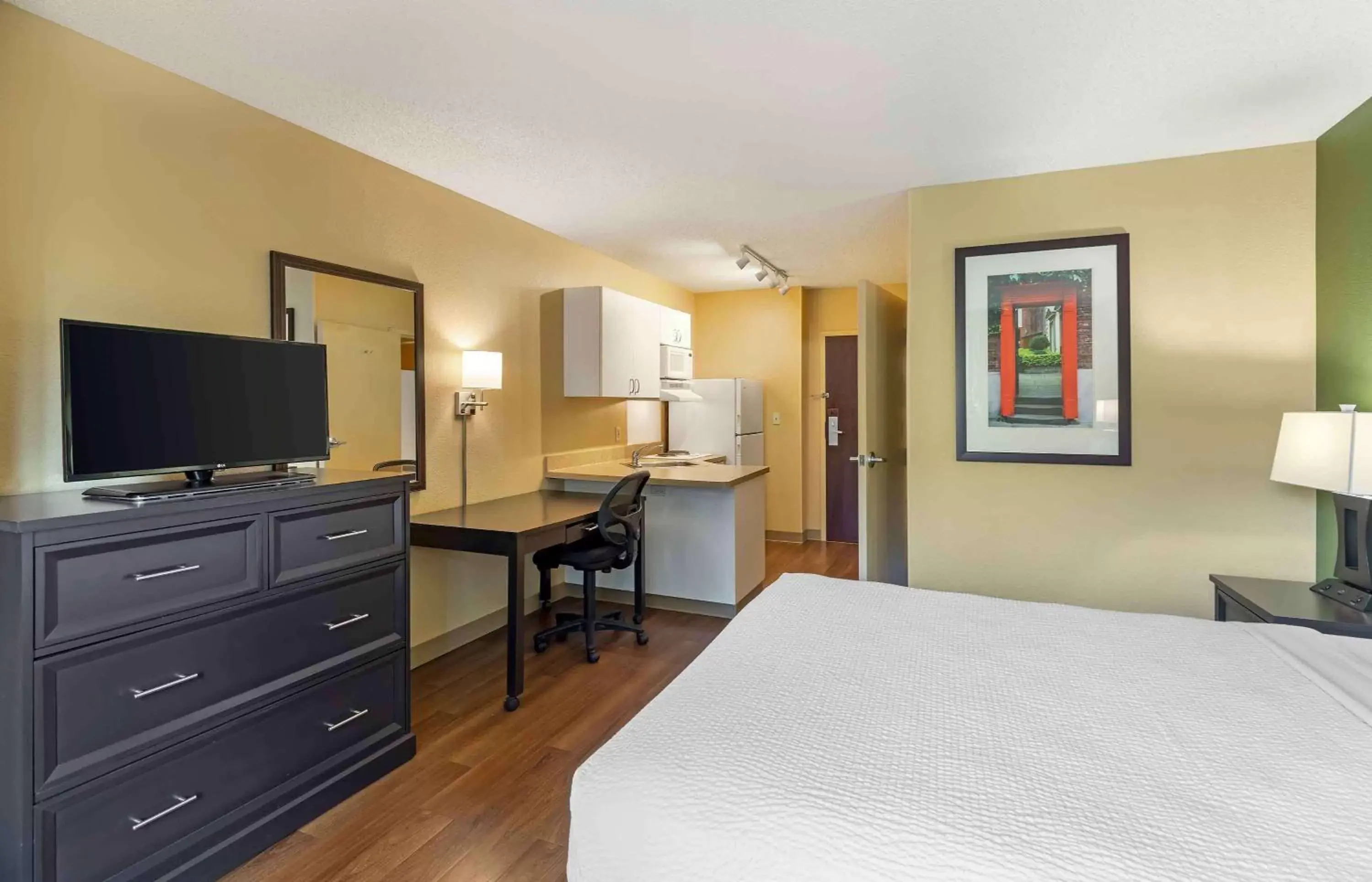 Bedroom, TV/Entertainment Center in Extended Stay America Suites - Denver - Park Meadows