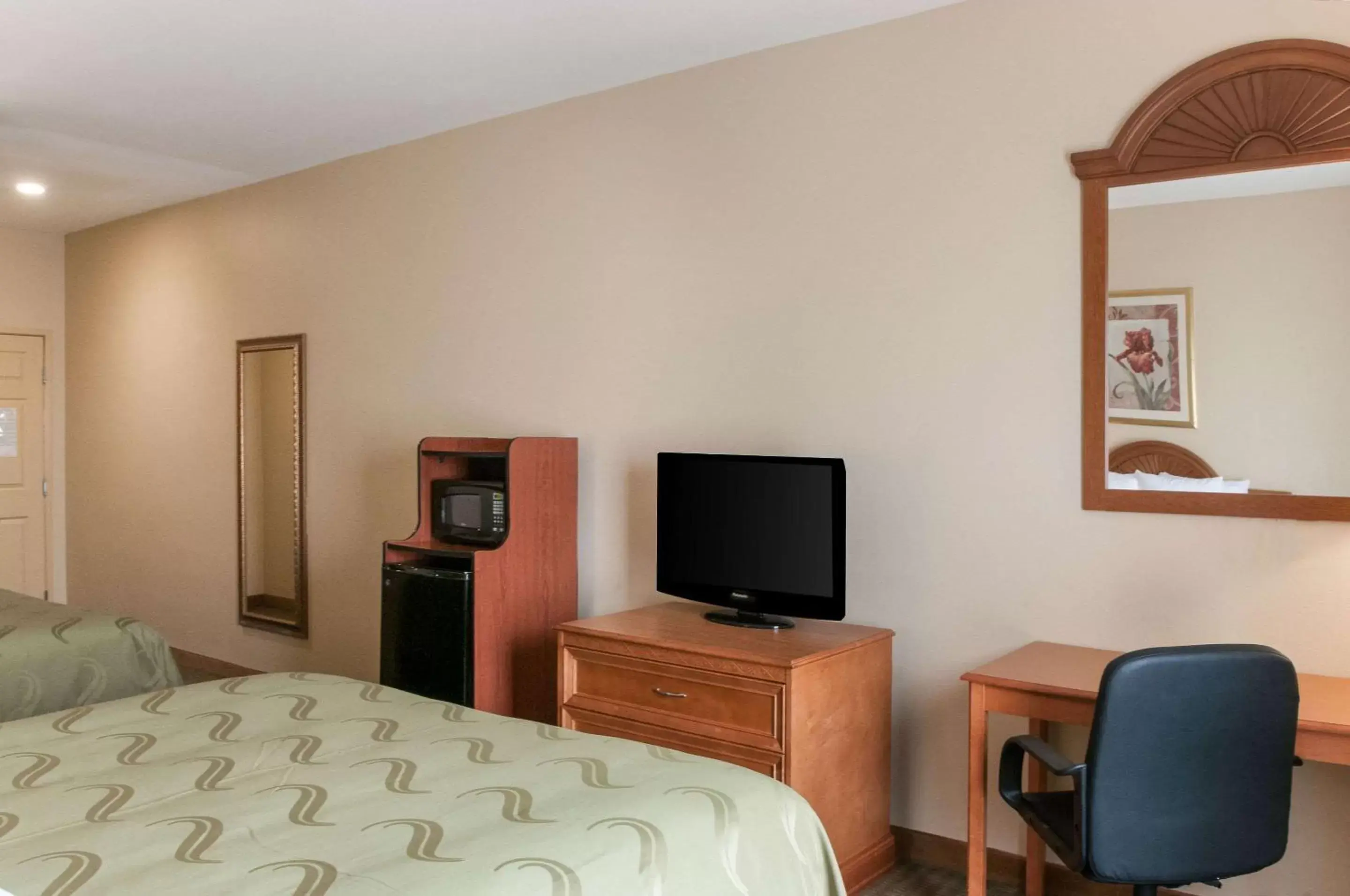 Photo of the whole room, TV/Entertainment Center in Quality Inn & Suites Houma