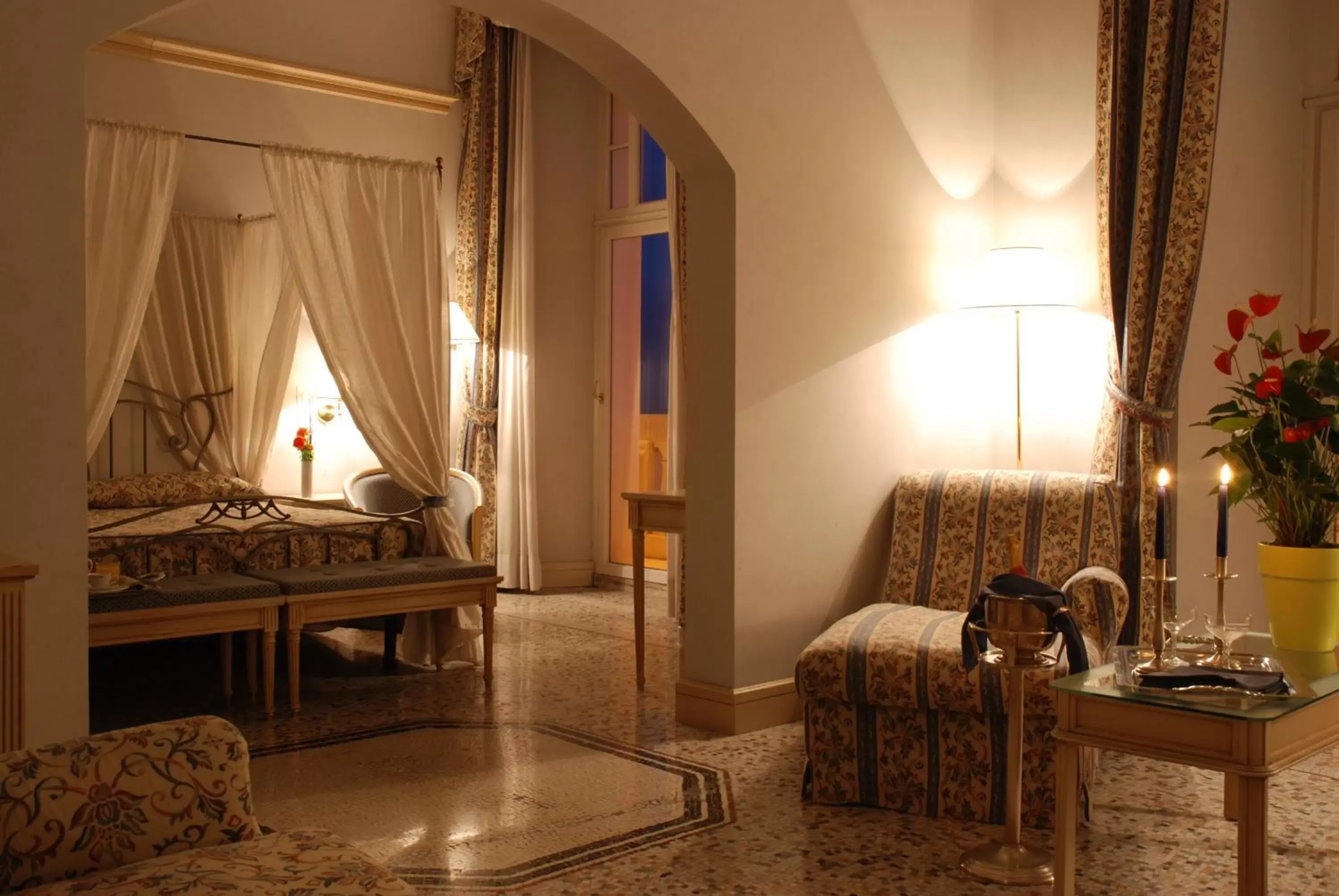 Photo of the whole room, Seating Area in Hotel De La Ville