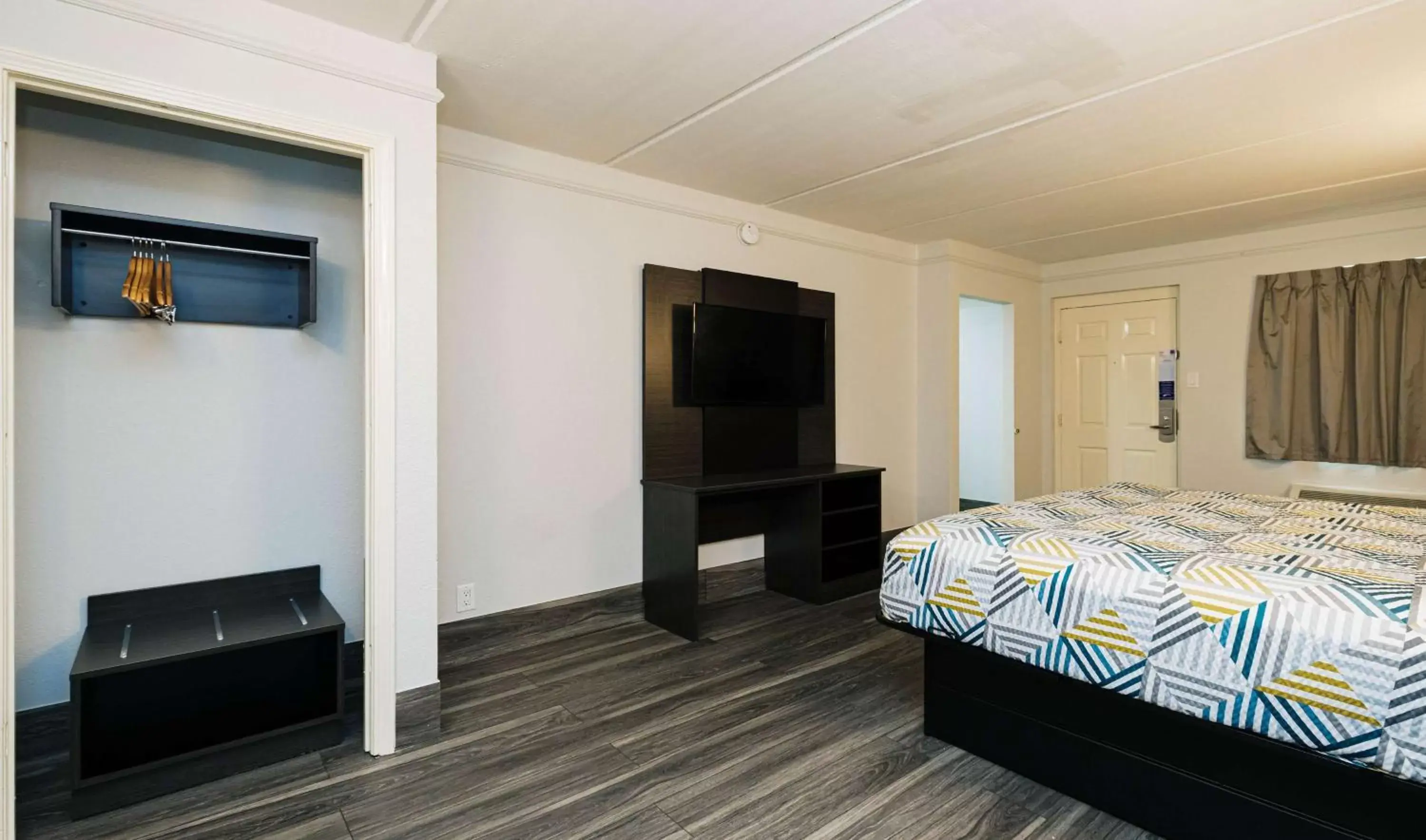Bed in Studio 6 Baytown, Tx - Garth Road Bed in Studio 6 Baytown, Tx - Garth Road