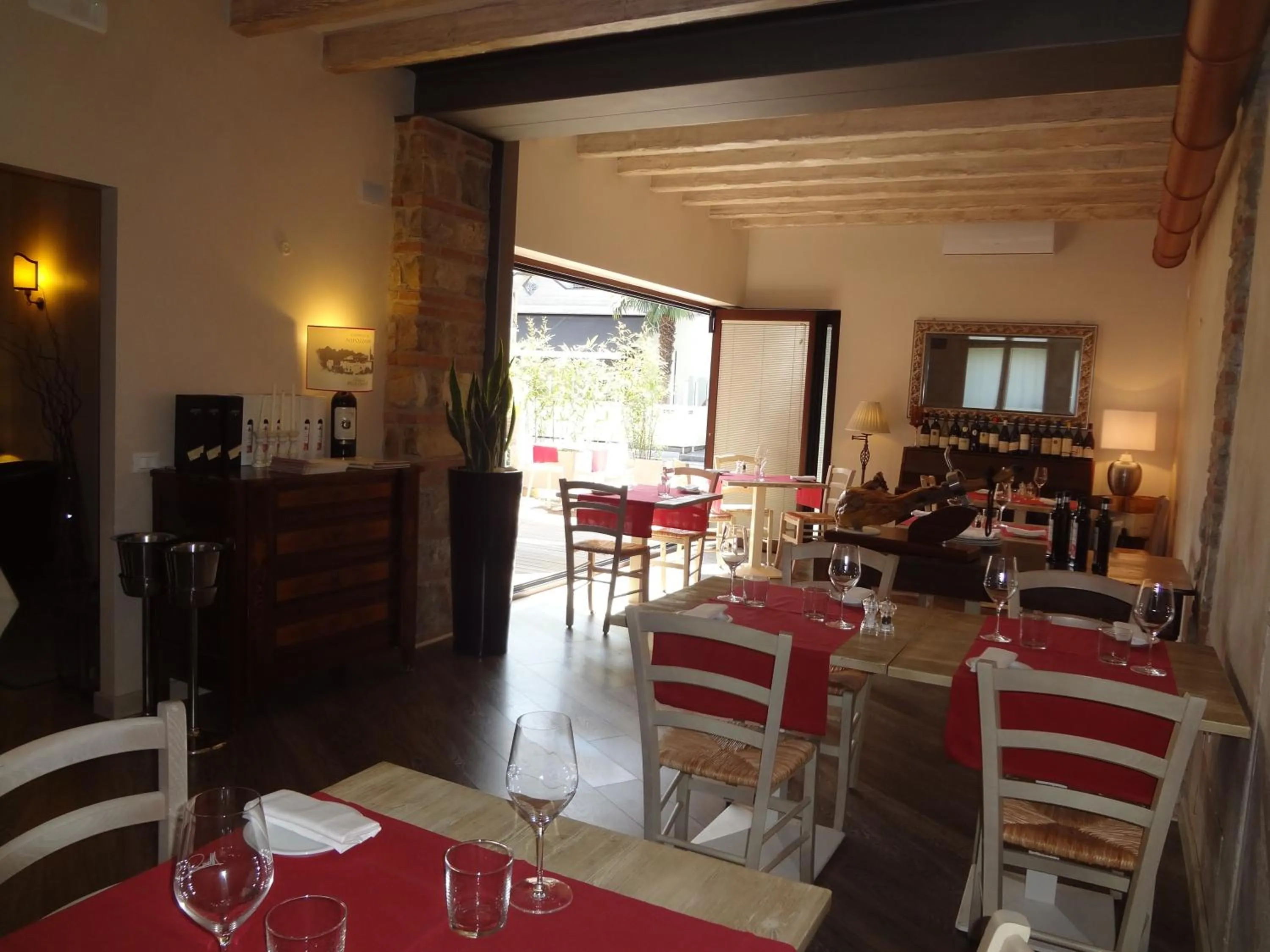 Restaurant/places to eat in Hotel Noce