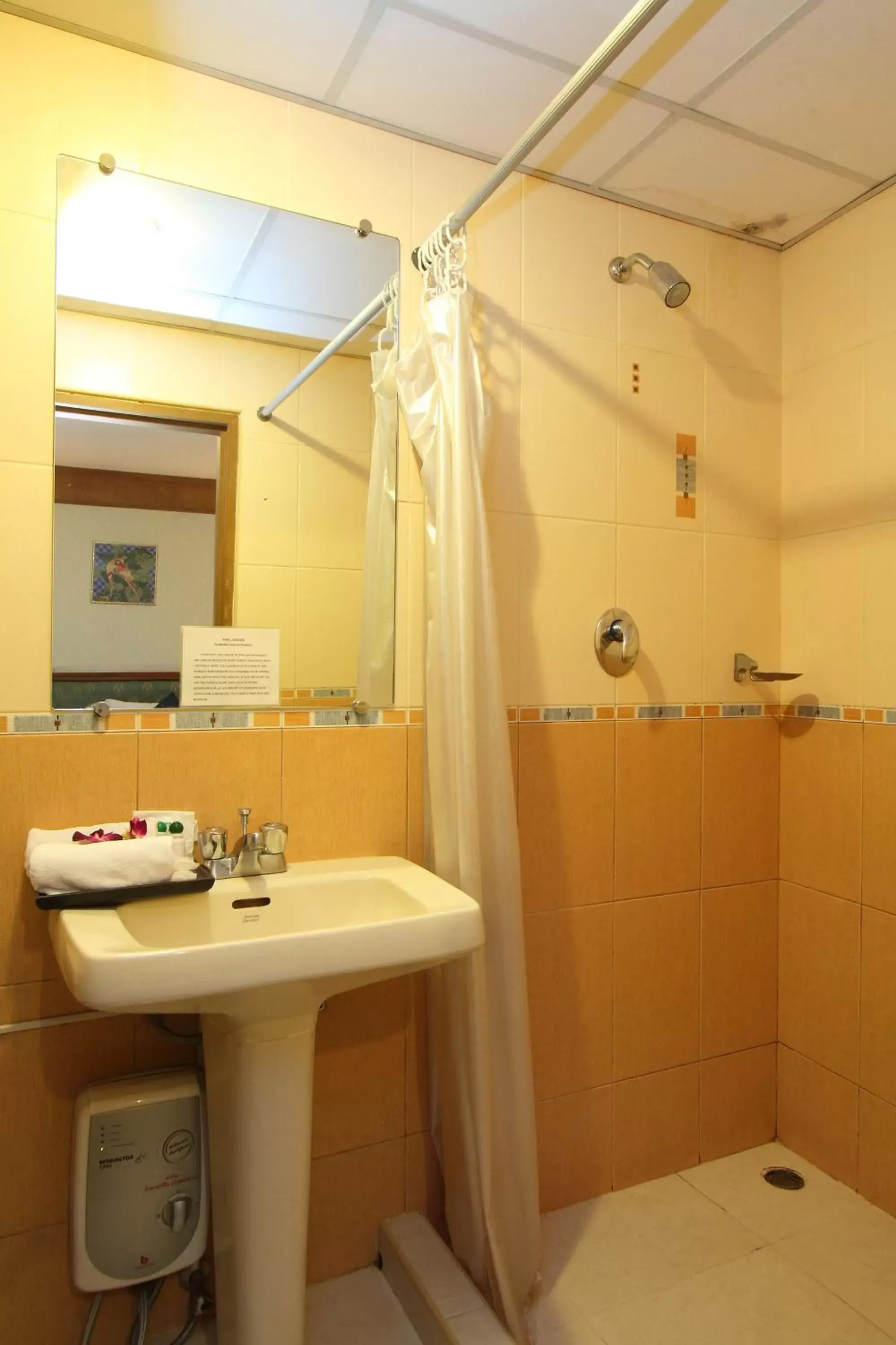 Shower, Bathroom in Silom Avenue Inn