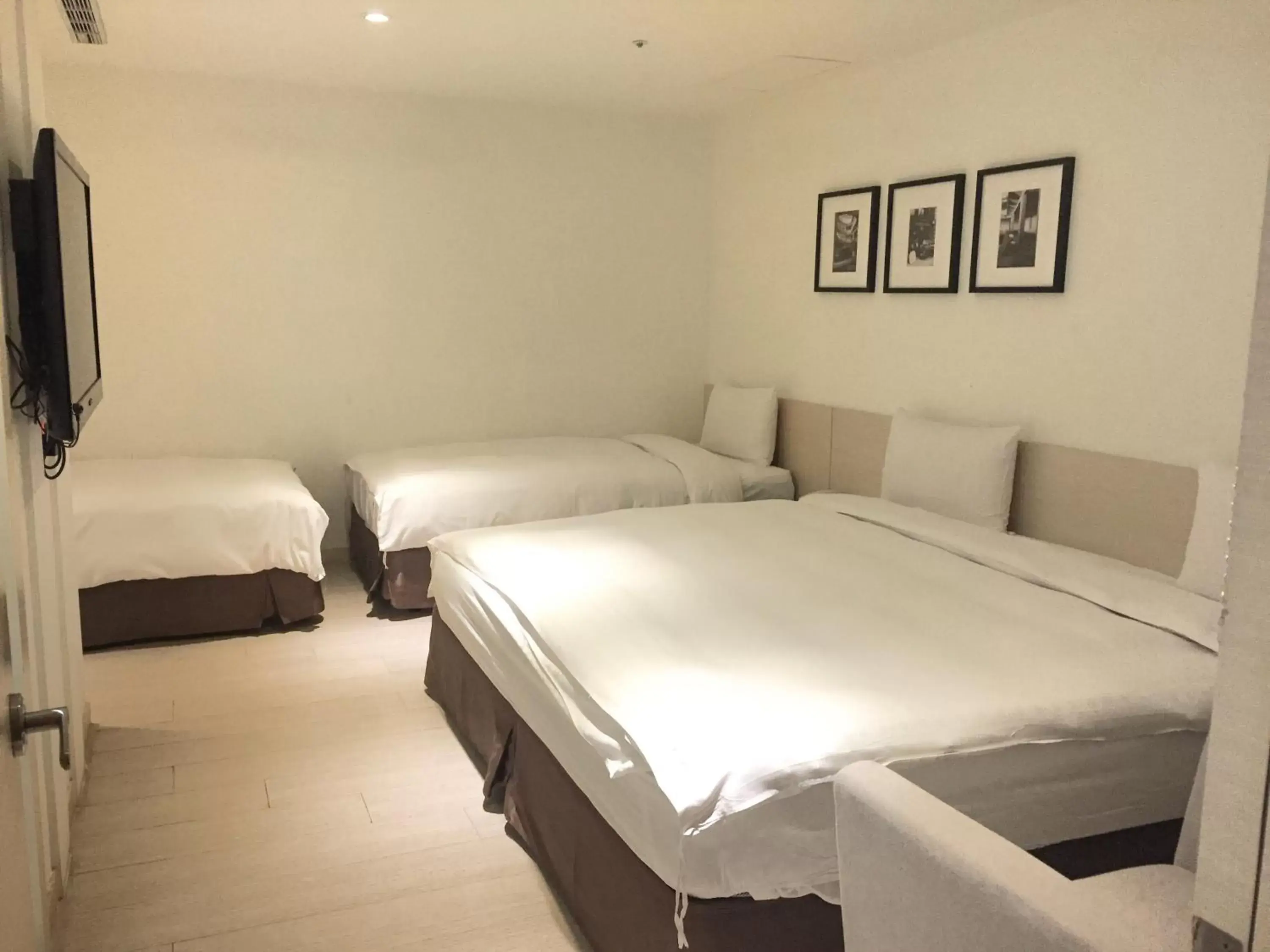 Photo of the whole room, Bed in Wemeet Hotel Taipei
