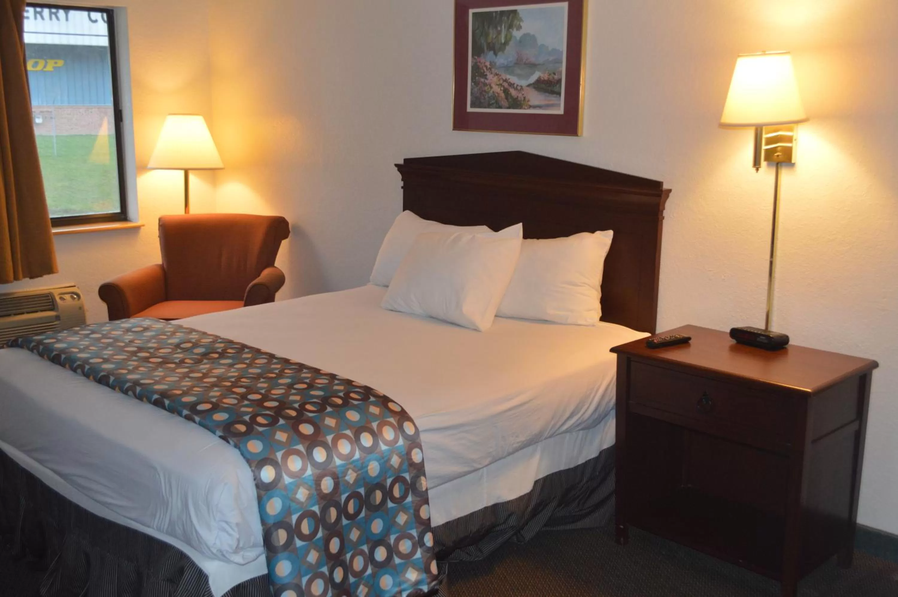 Bathroom, Bed in American Elite Inn