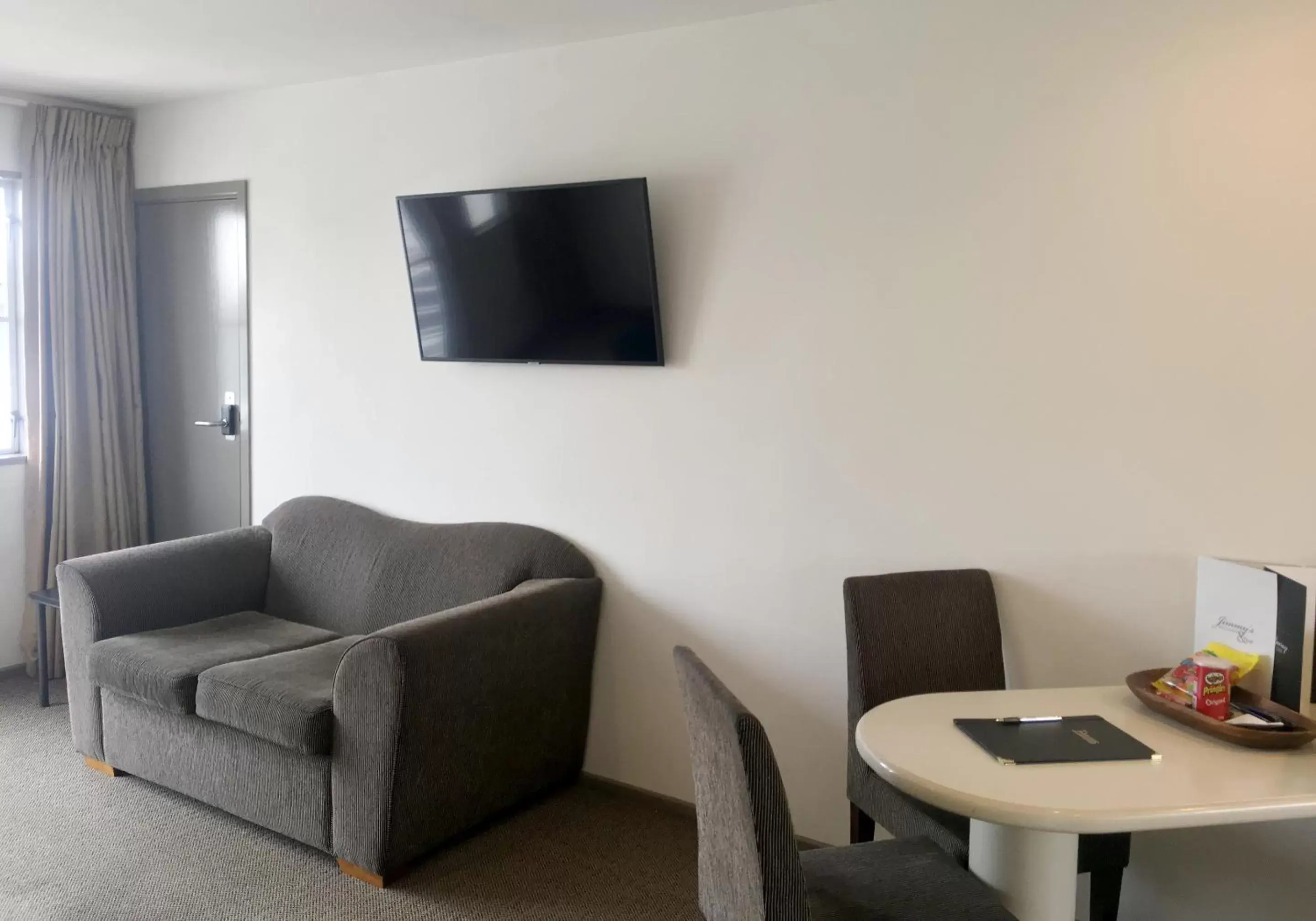 Seating area, TV/Entertainment Center in Pavilions Hotel