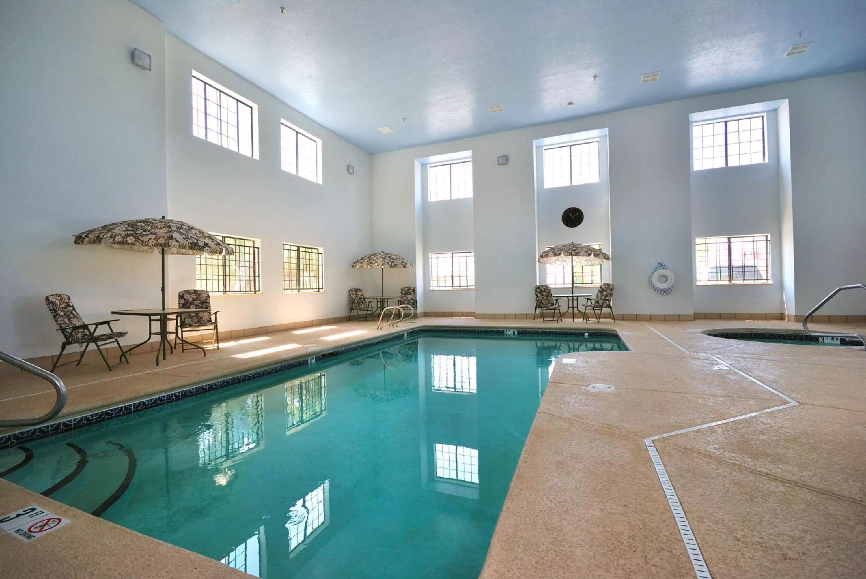 Swimming Pool in Desert Inn Tucumcari