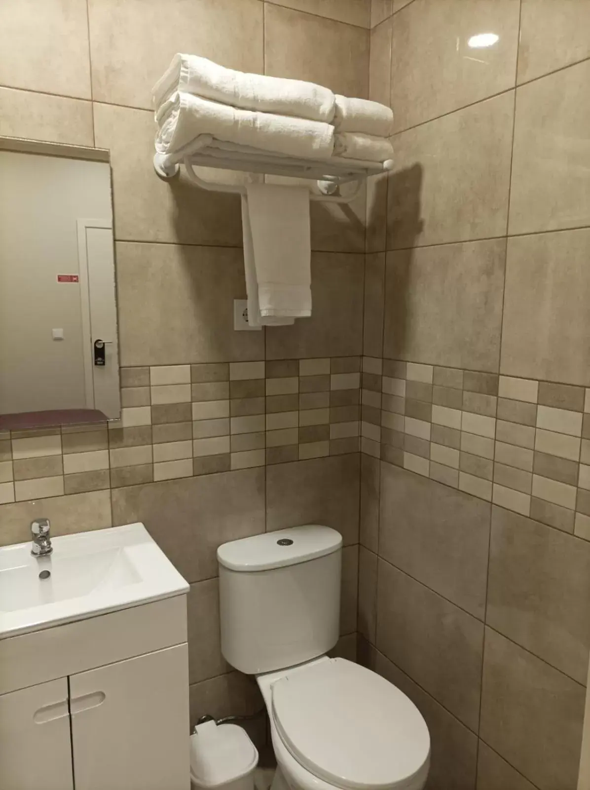 Toilet, Bathroom in HOSPEDARIA LONDRES