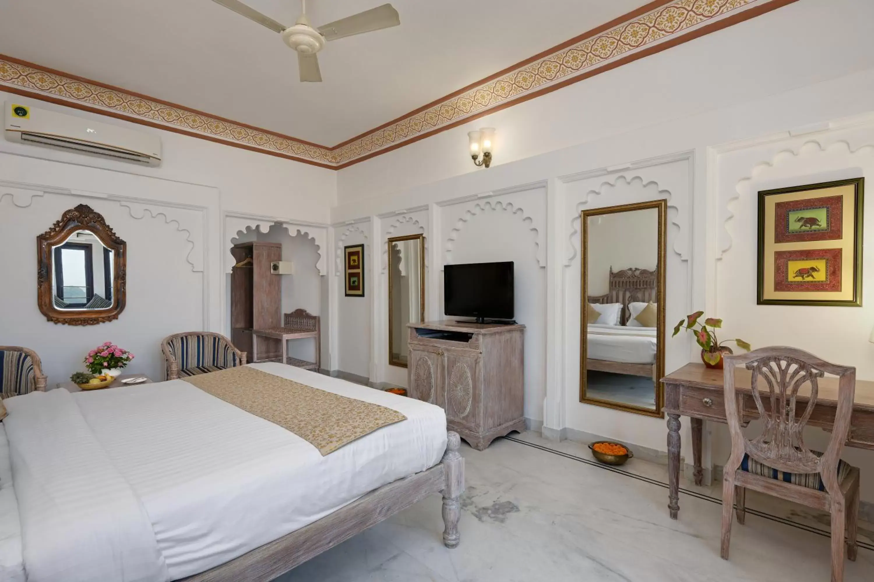 Bed in Swaroop Vilas - Lake Facing Boutique Hotel