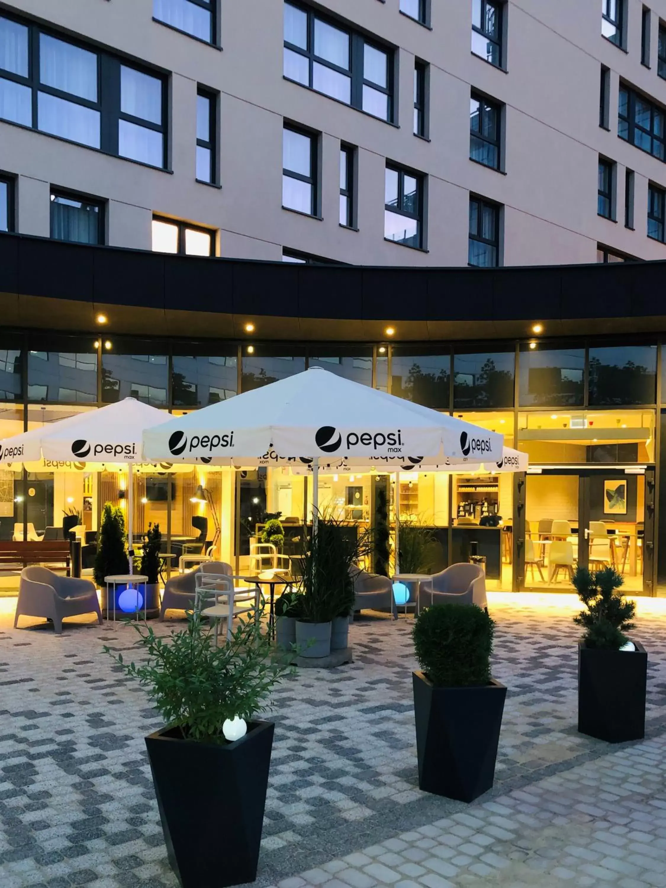 Patio, Restaurant/Places to Eat in Holiday Inn Express Warsaw - Mokotow, an IHG Hotel