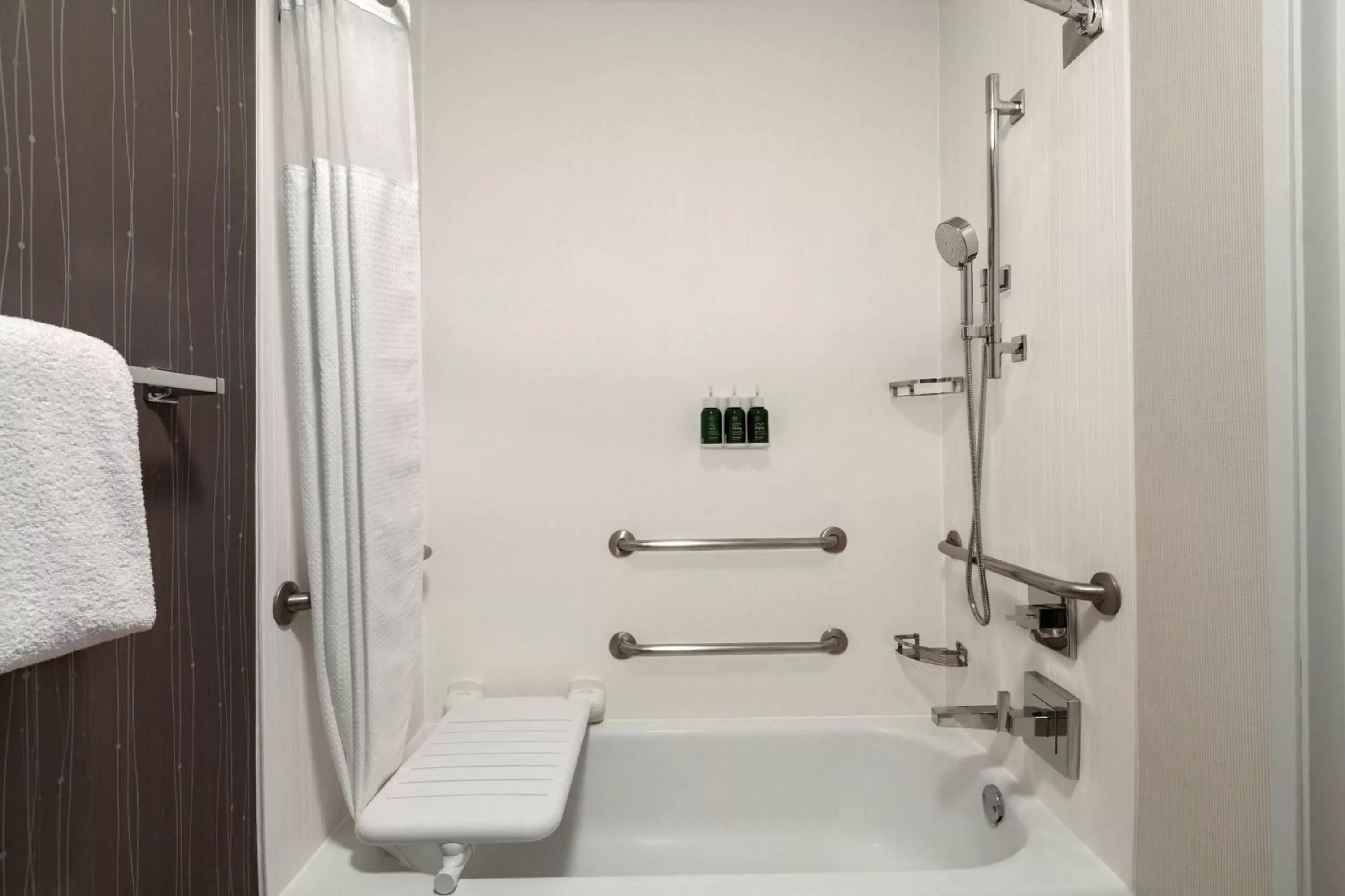 Bathroom in Courtyard By Marriott Salinas Monterey