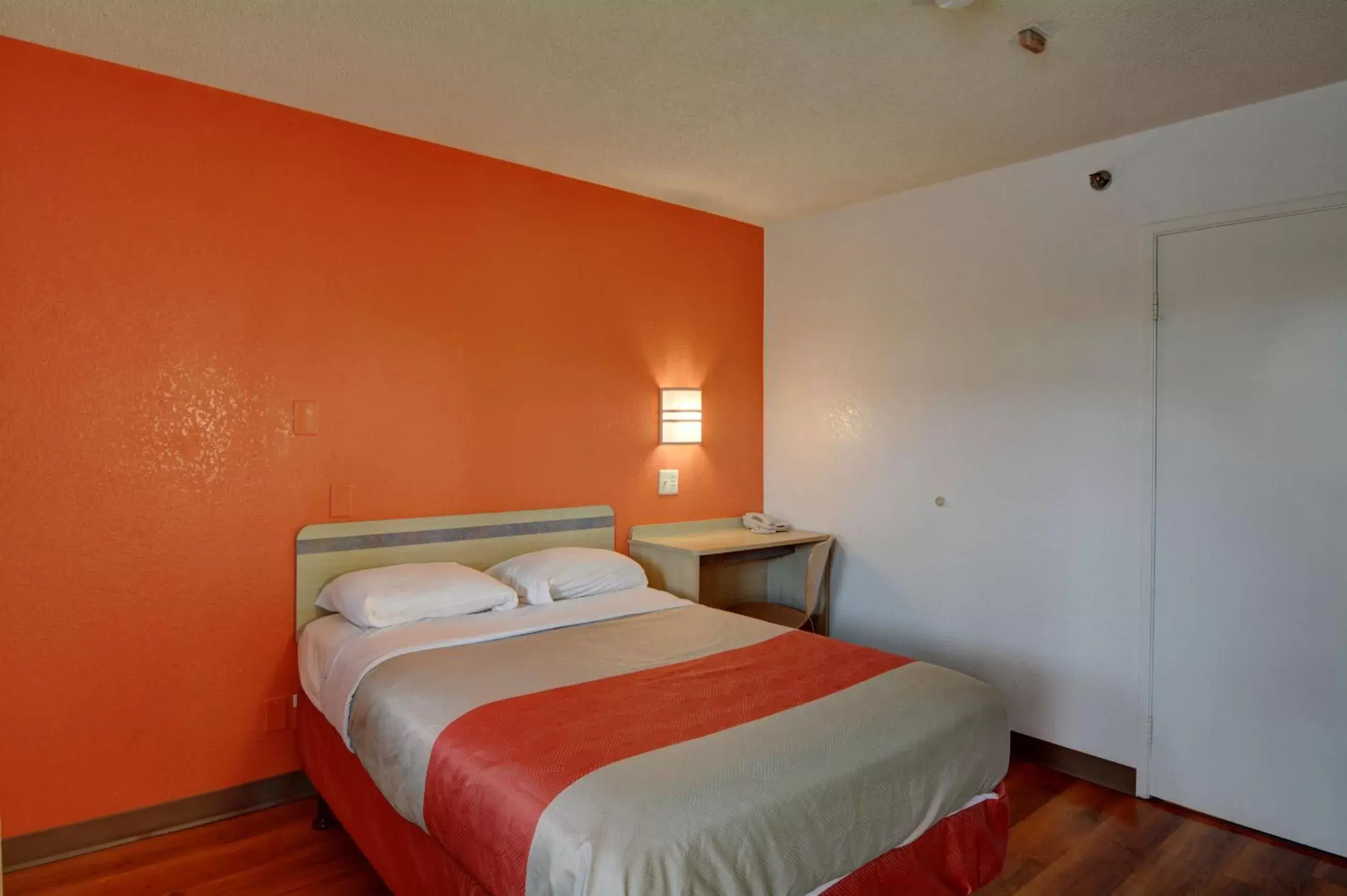 Bedroom, Bed in Motel 6-Wethersfield, CT - Hartford Bedroom, Bed in Motel 6-Wethersfield, CT - Hartford