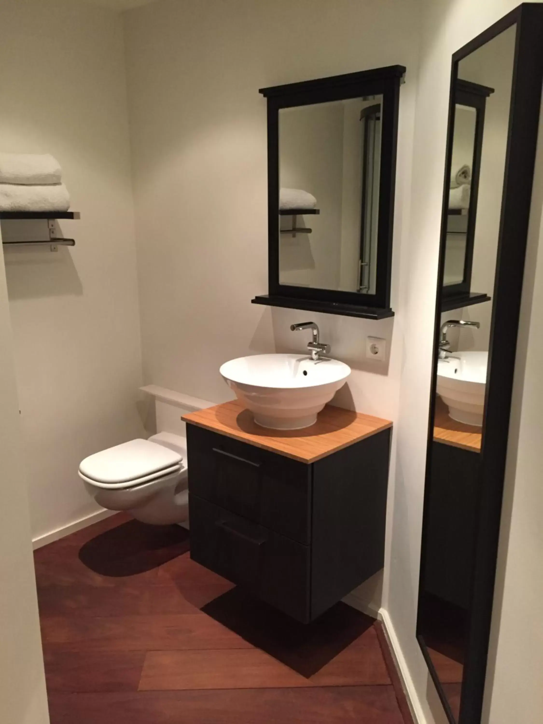 Toilet, Bathroom in Hotel Buenos