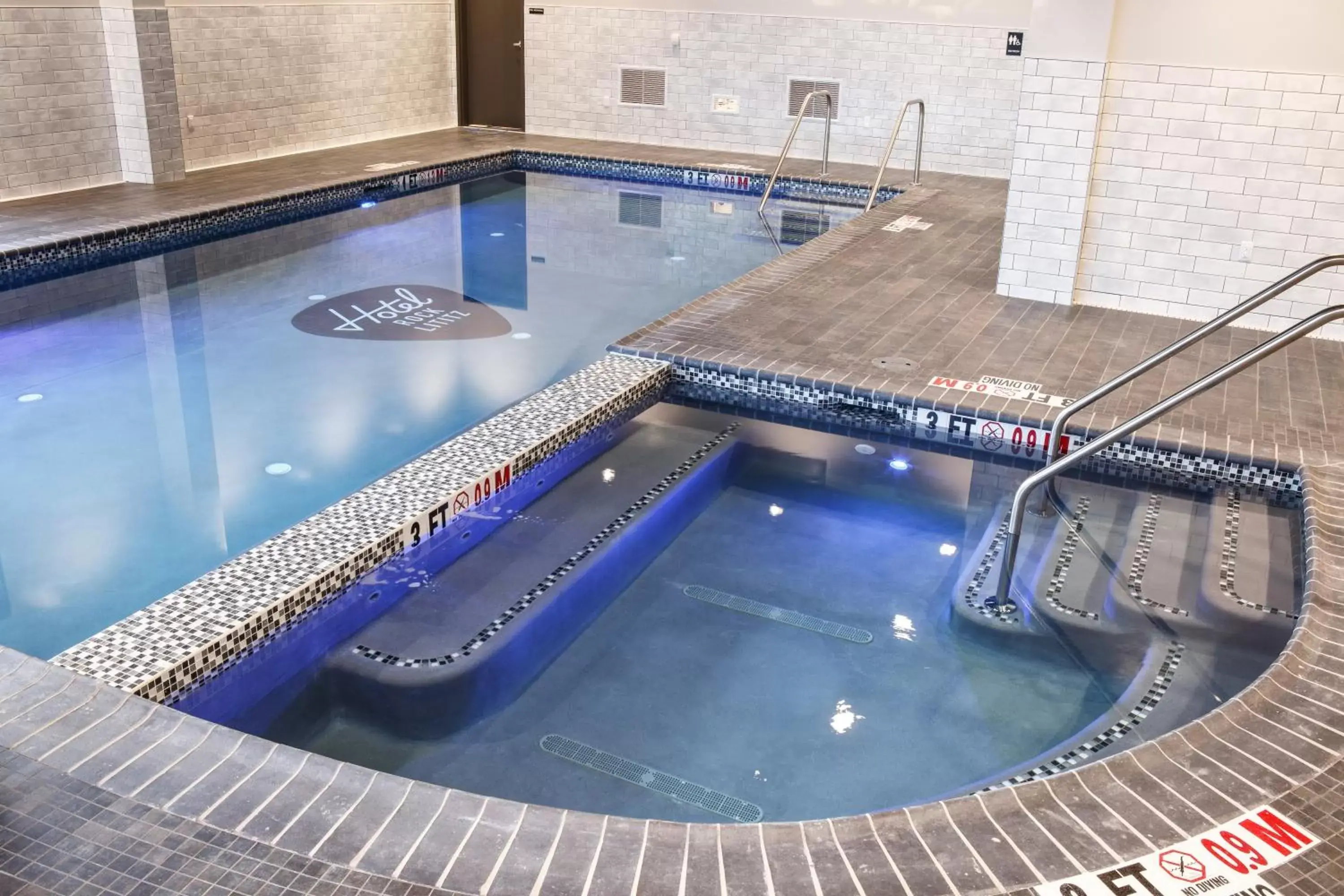 Hot Tub, Swimming Pool in Hotel Rock Lititz