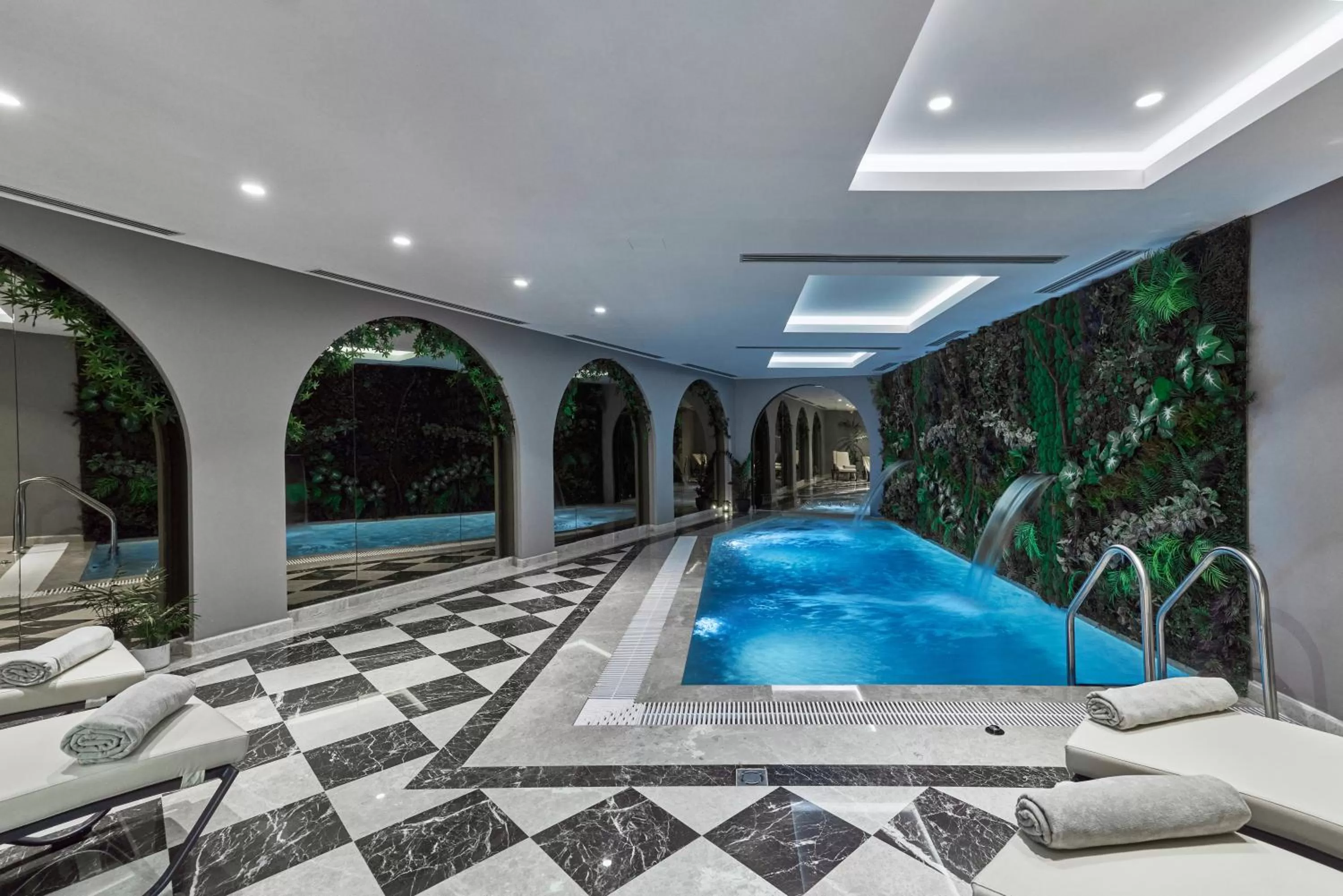 Swimming pool in La Fleur Boutique Hotel