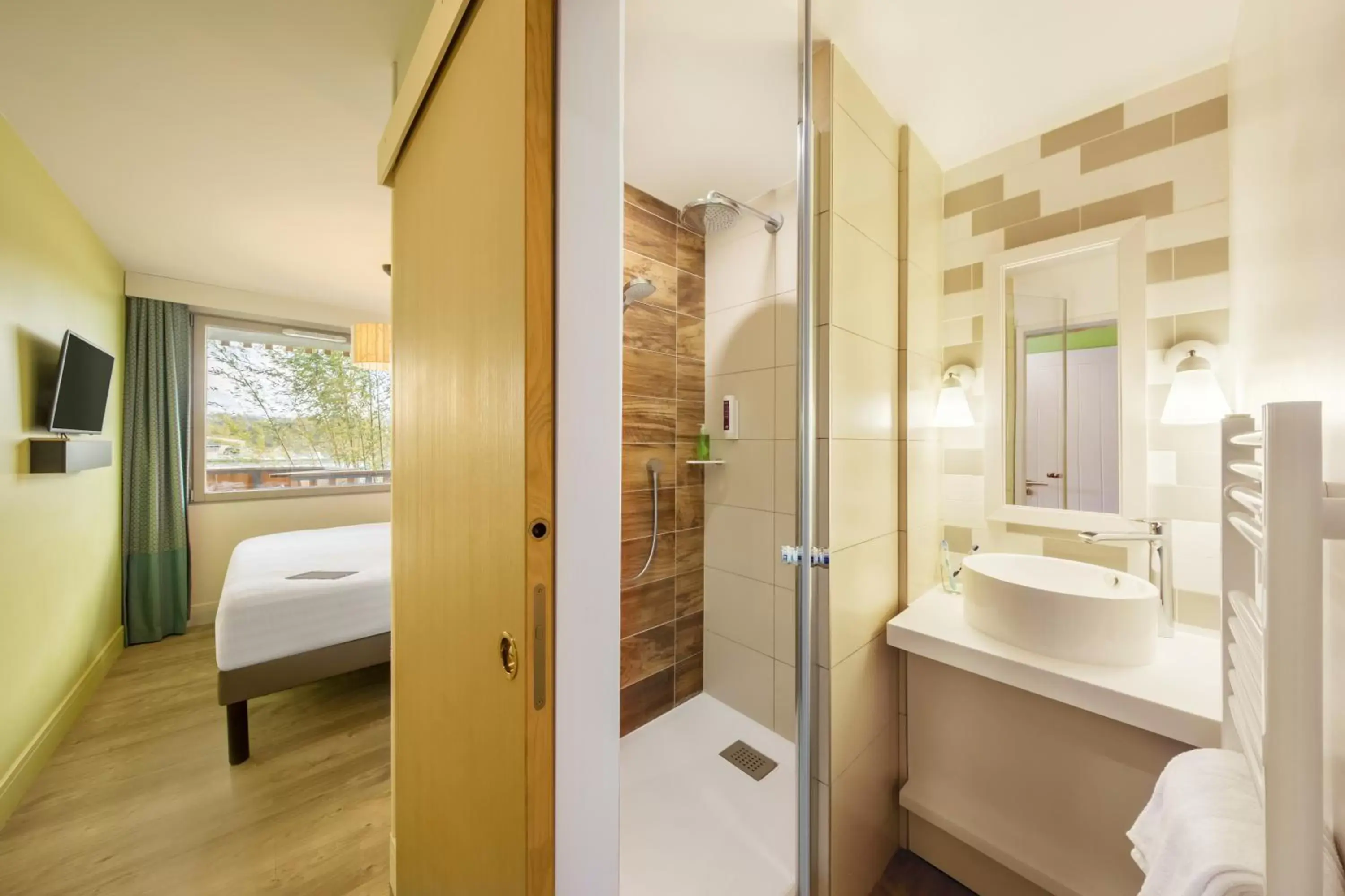 Shower, Bathroom in Center Parcs Villages Nature Paris