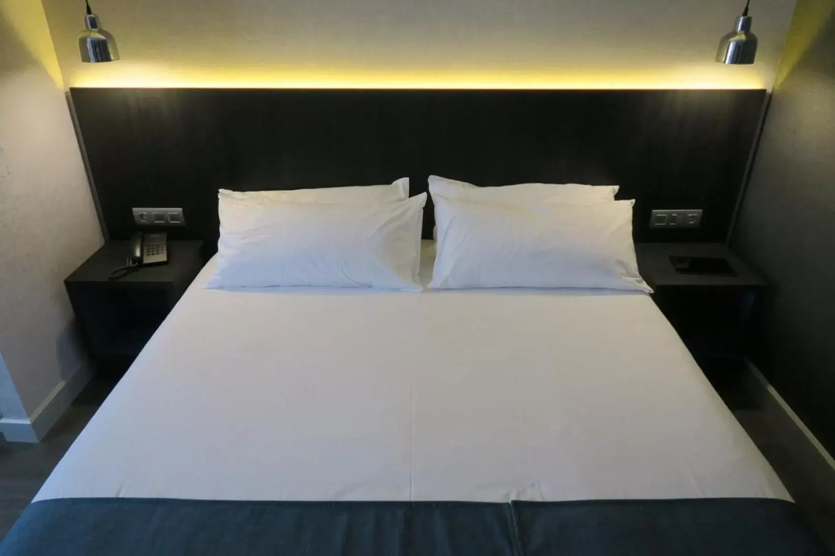 Bed in HG City Suites Barcelona